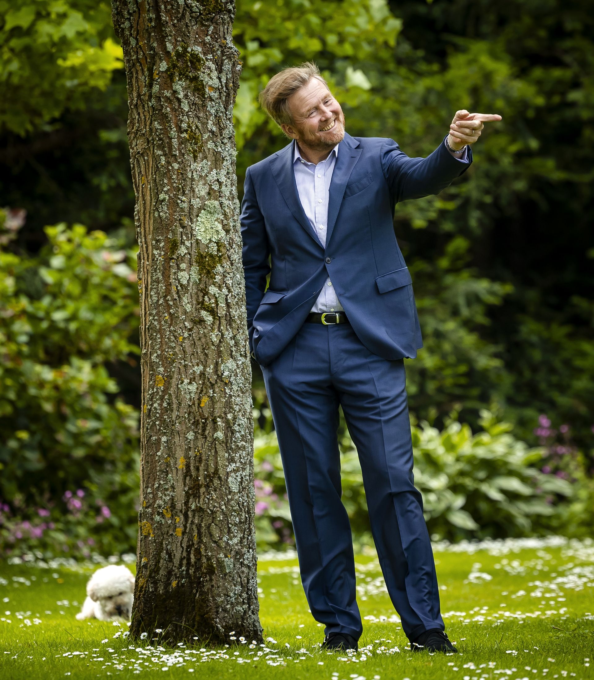 Koning Willem-Alexander loopt te dollen op de foto.