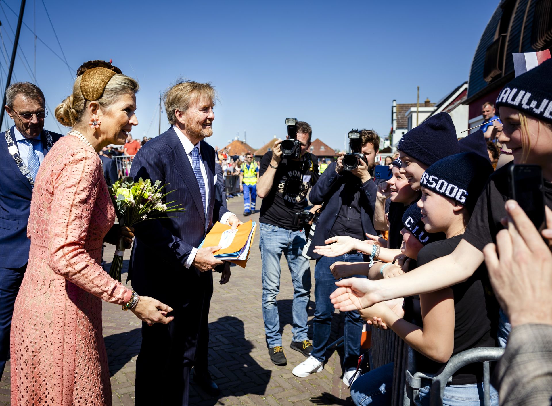 Koning Willem-Alexander en koningin Maxima in gesprek met jeugd uit Lauwersoog tijdens hun bezoek aan Zoutkamp