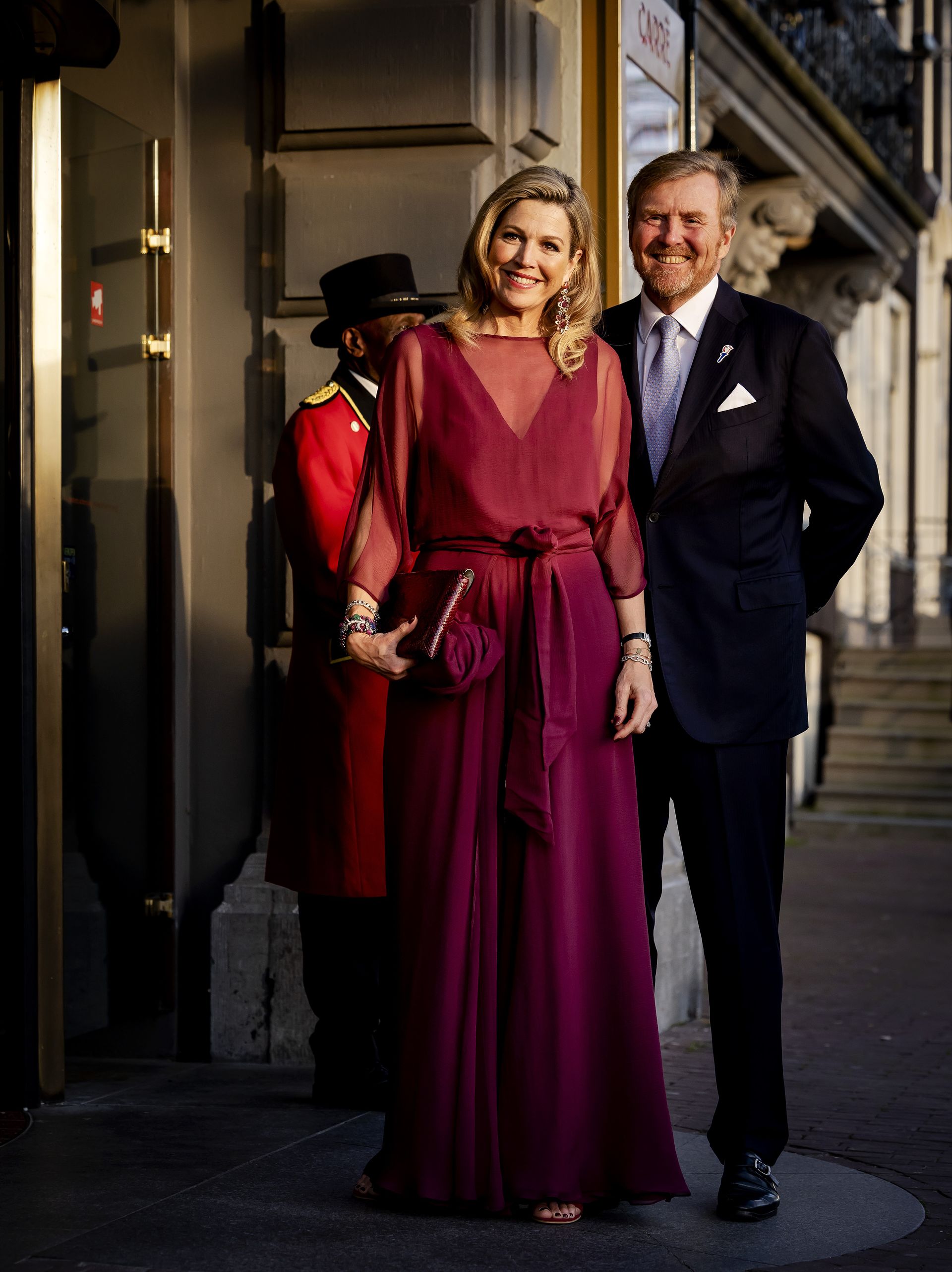 Koning Willem-Alexander en koningin Máxima arriveren in Amsterdam voor het 5 mei-concert