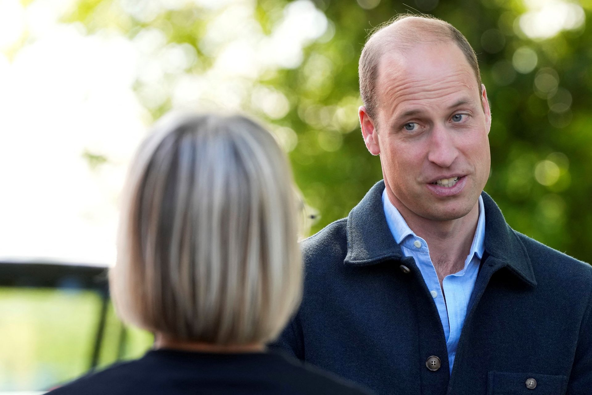 Prins William arriveert na drie weken van afwezigheid in Surrey voor zijn eerste werkbezoek