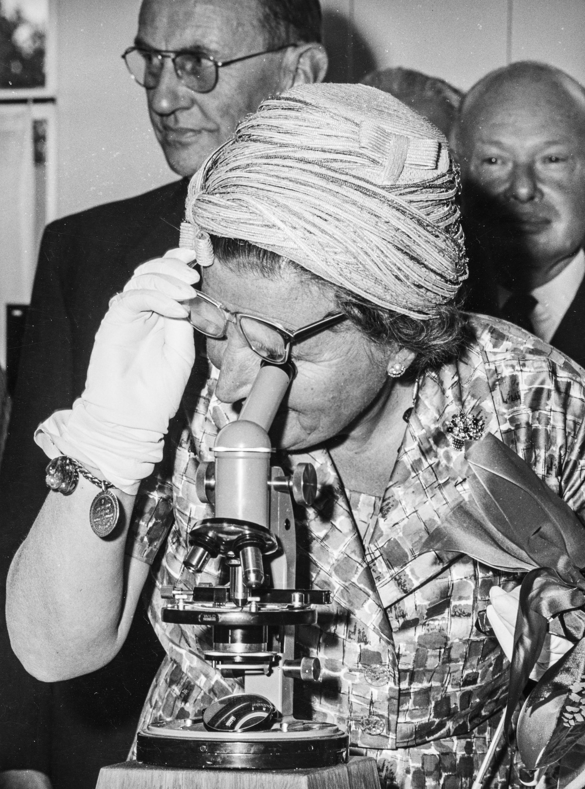 22. Juliana. 1960. Met. microscoop.