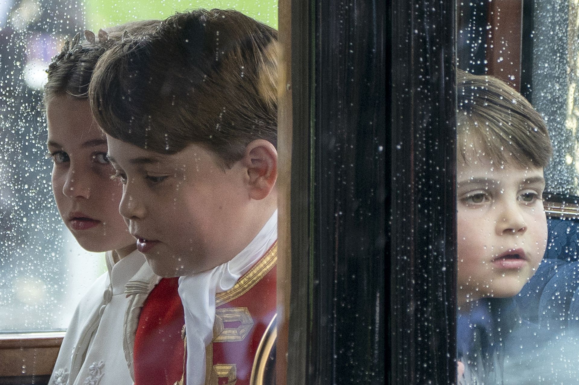 George, Charlotte en Louis in de regen tijdens kroning