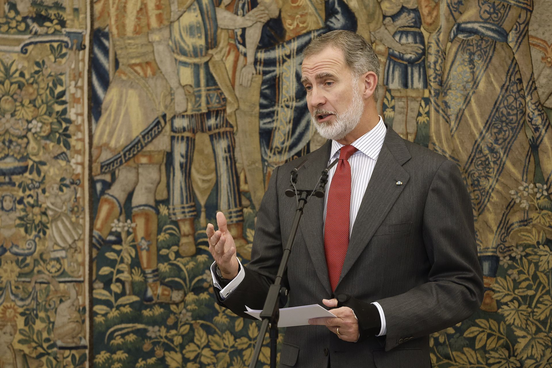 Koning Felipe van Spanje draagt steunverband om zijn pols terwijl hij een speech geeft in het koninklijk paleis in Madrid in 2023.