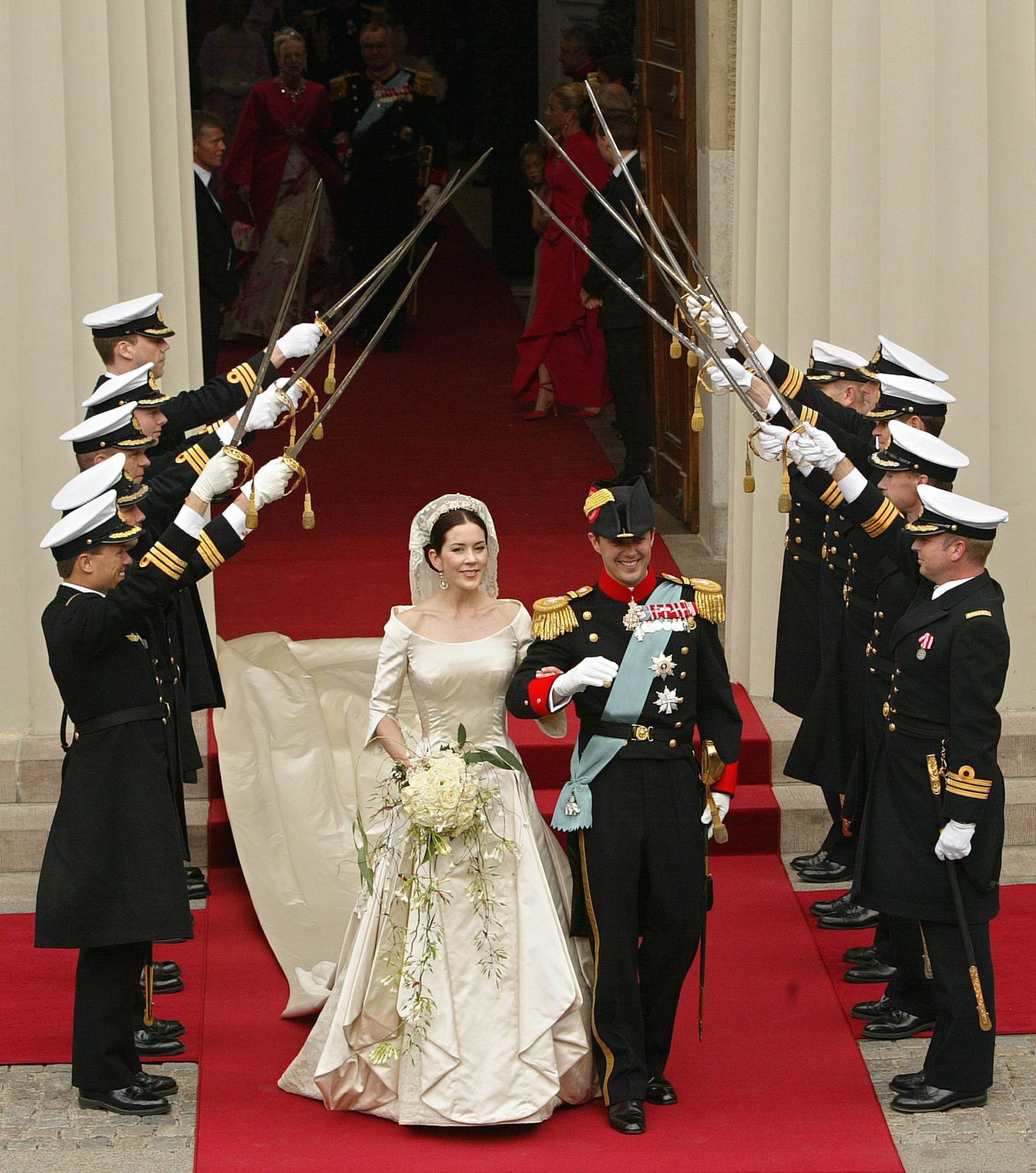 De pasgetrouwde kroonprins Frederik en kroonprinses Mary verlaten de Kopenhagen Kathedraal in 2004.