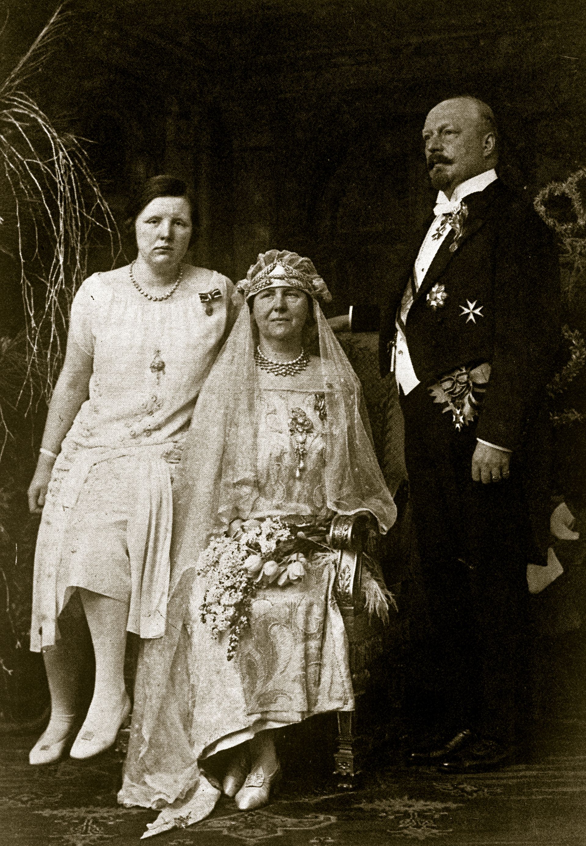 Prinses Juliana, koningin Wilhelmina en prins Hendrik ter gelegenheid van het 25-jarig huwelijk