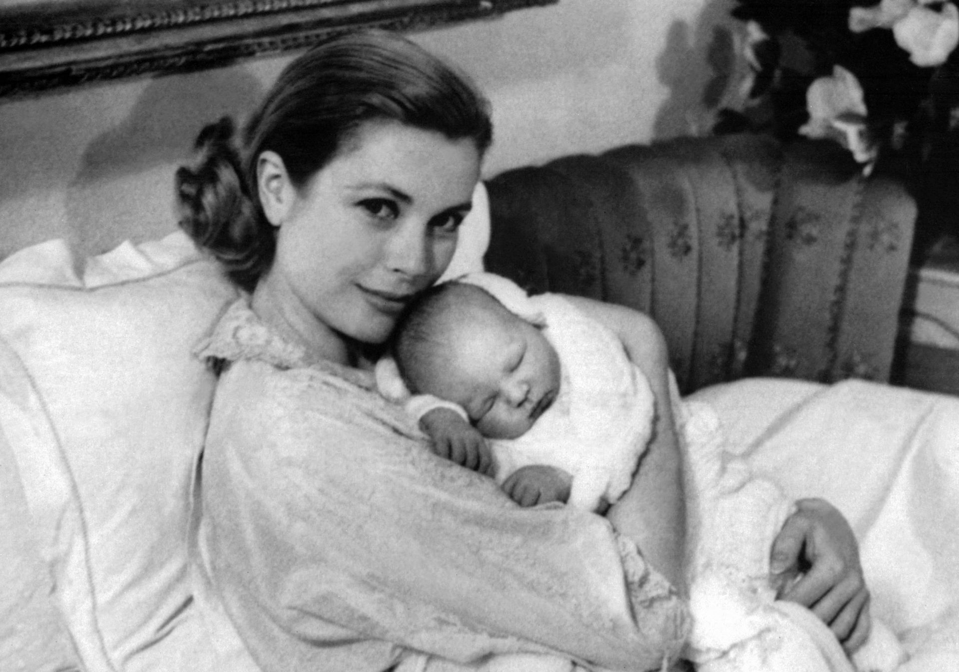 Grace Kelly met haar pasgeboren zoon prins Albert