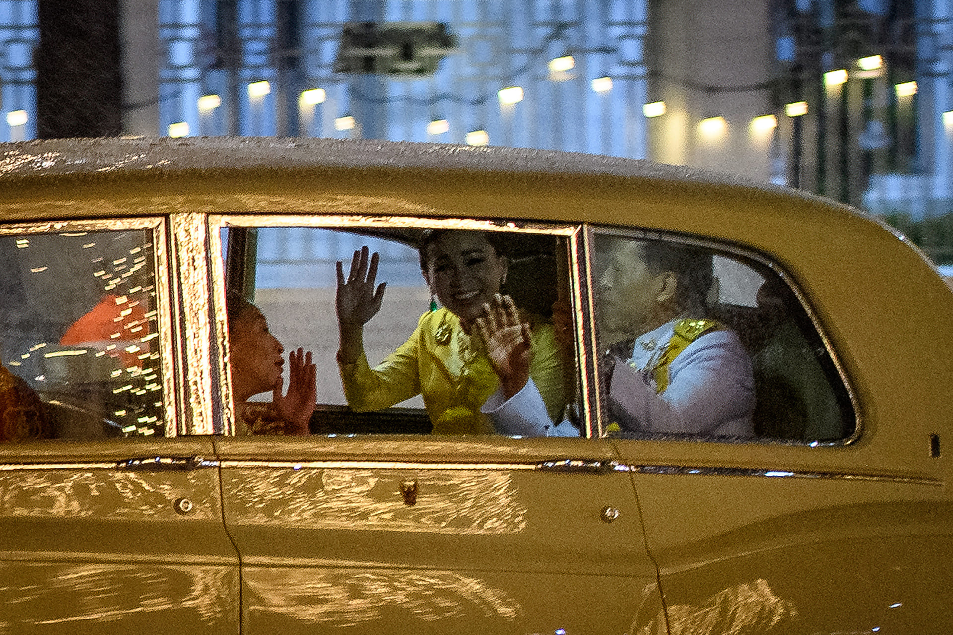 Koning Vajiralongkorn, koningin Suthida en prinses Bajrakitiyabha verlaten het paleis.