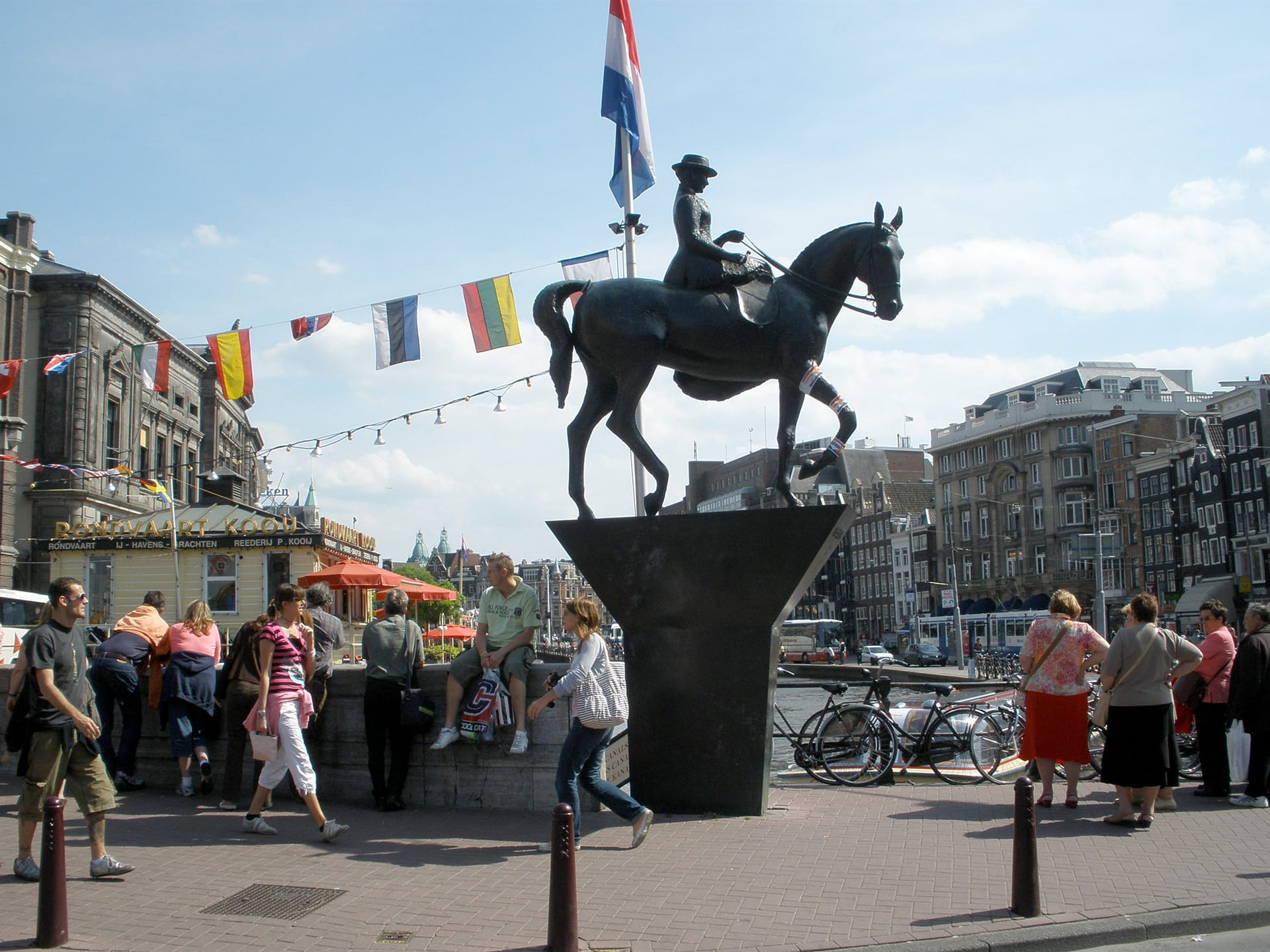 Standbeeld_Wilhelmina_Amsterdam.jpg