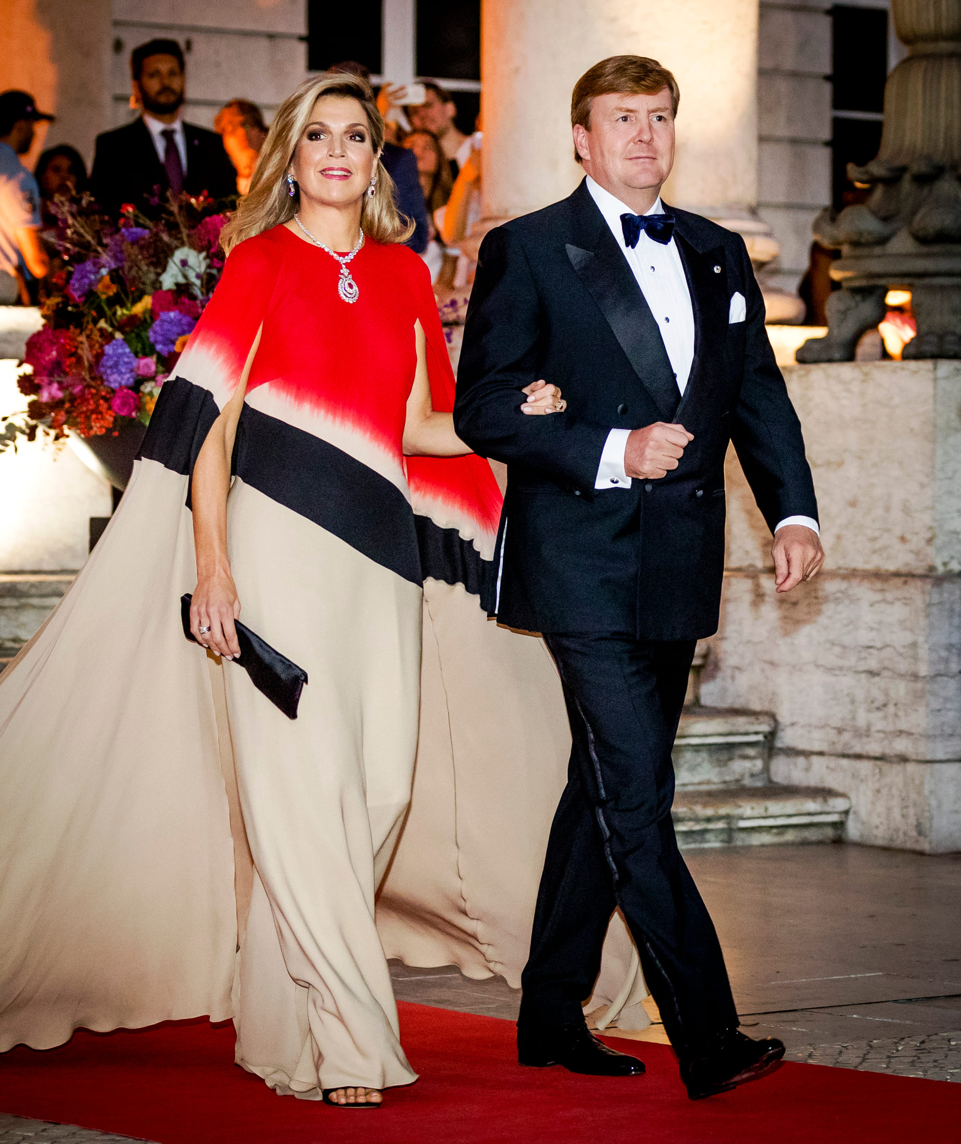 Een geweldige japon van Máxima tijdens het staatsbezoek aan Lissabon. De jurk is een staaltje 'flag