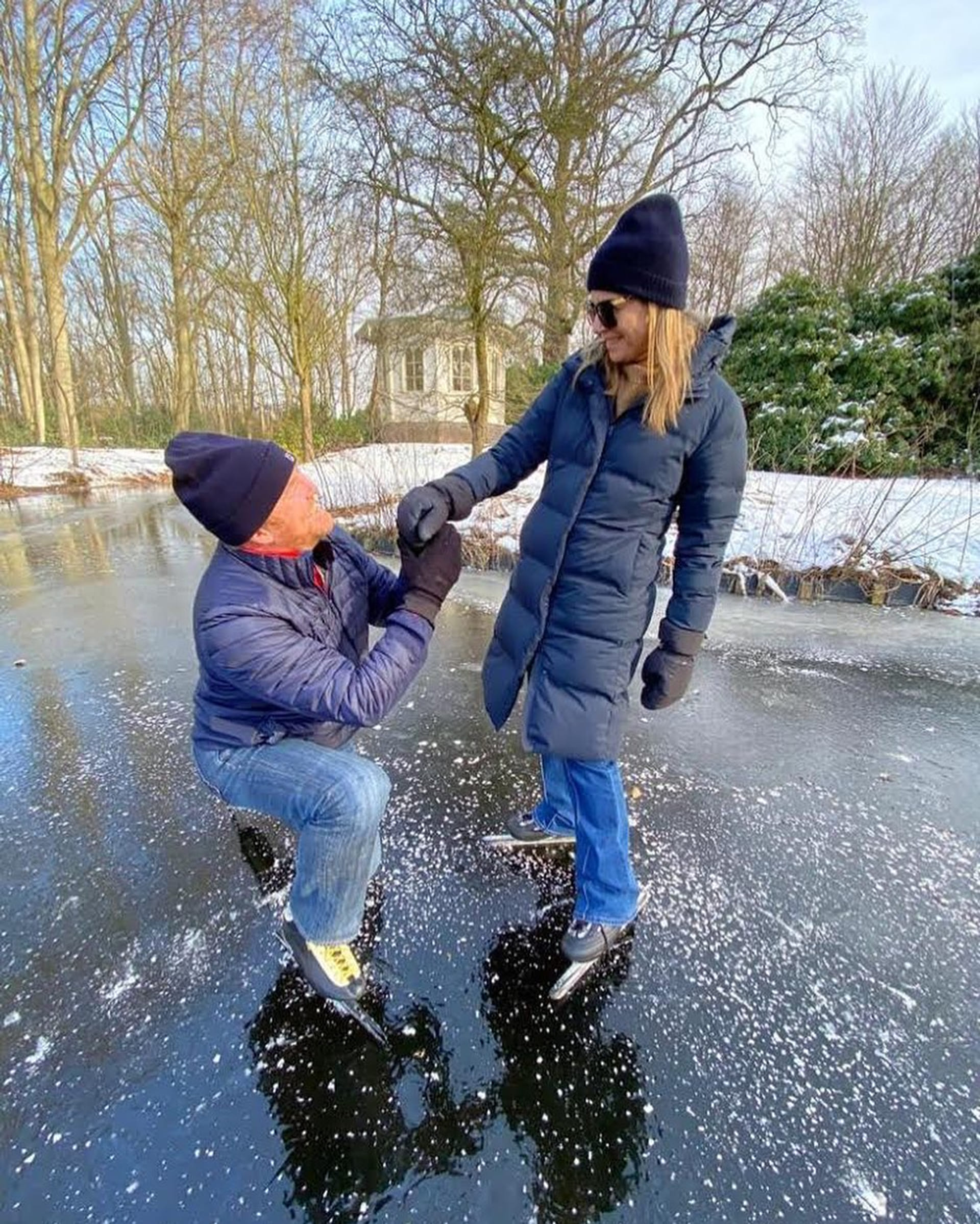 Koning Willem-Alexander is zondag 14 februari 2021, op Valentijnsdag, opnieuw op de knieën gegaan