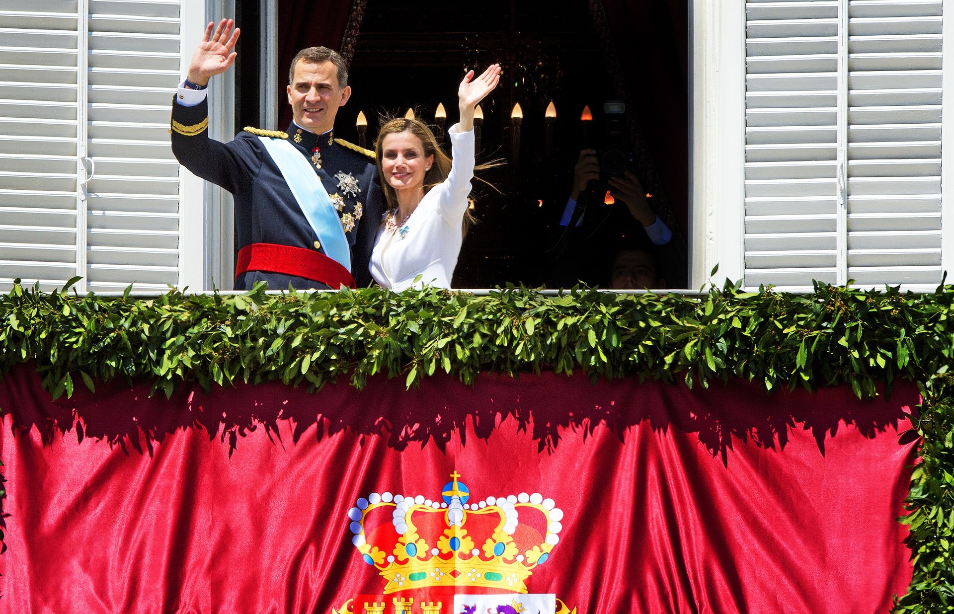 Koning Felipe VI zwaait samen met zijn vrouw Letizia vanaf het balkon van het koninklijk paleis naar het publiek na de inhuldiging in 2014.