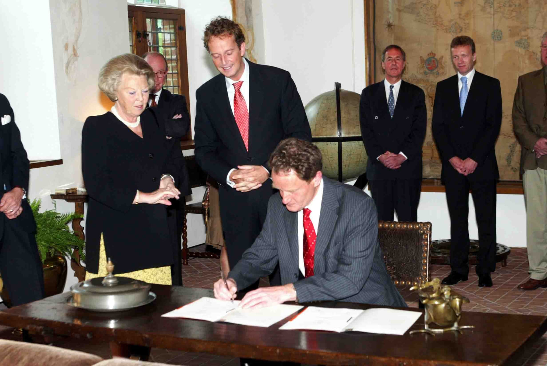 Beatrix in Apeldoorn bij de ondertekening van een convenant over het beheer van Kroondomein Het Loo.