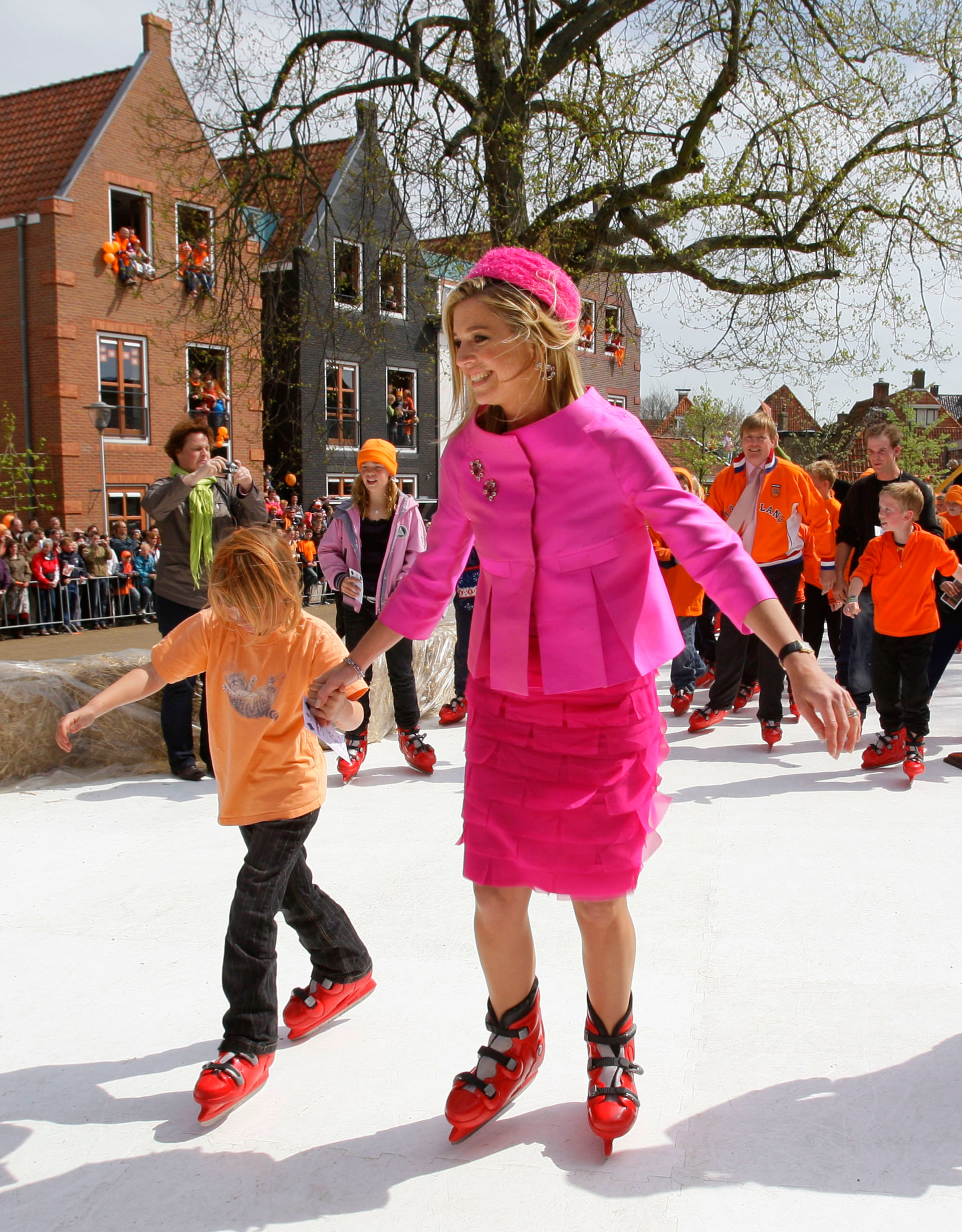 Koninginnedag_2008_Maxima_roze_schaatsen.jpg