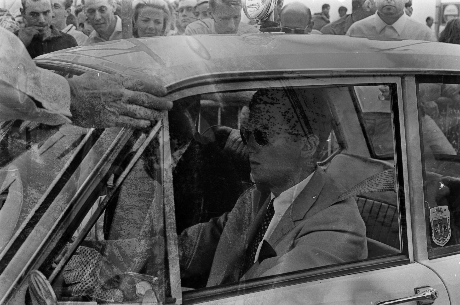 1966: Pieter van Vollenhoven bij de start van de SLS Rally op de boulevard in Scheveningen