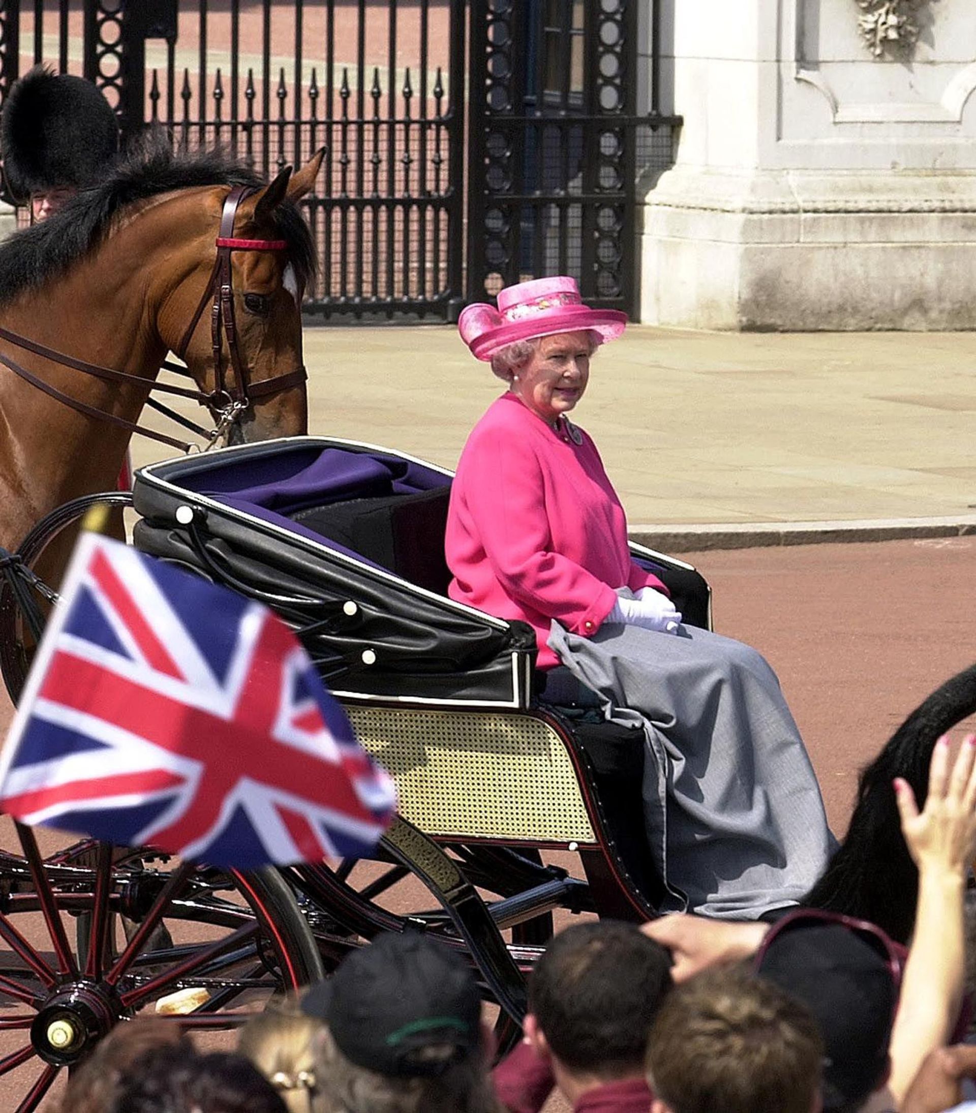 Koningin Elizabeth trooping the colour