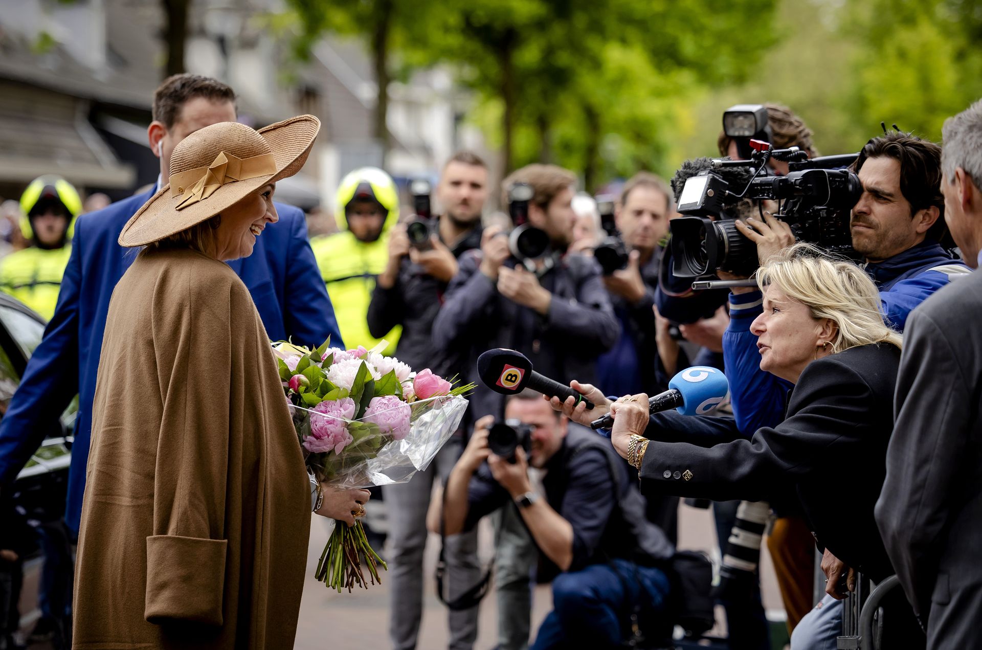 Koningin Máxima krijgt een bos bloemen aangeboden van een televisiezender ter gelegenheid van haar 52e verjaardag.