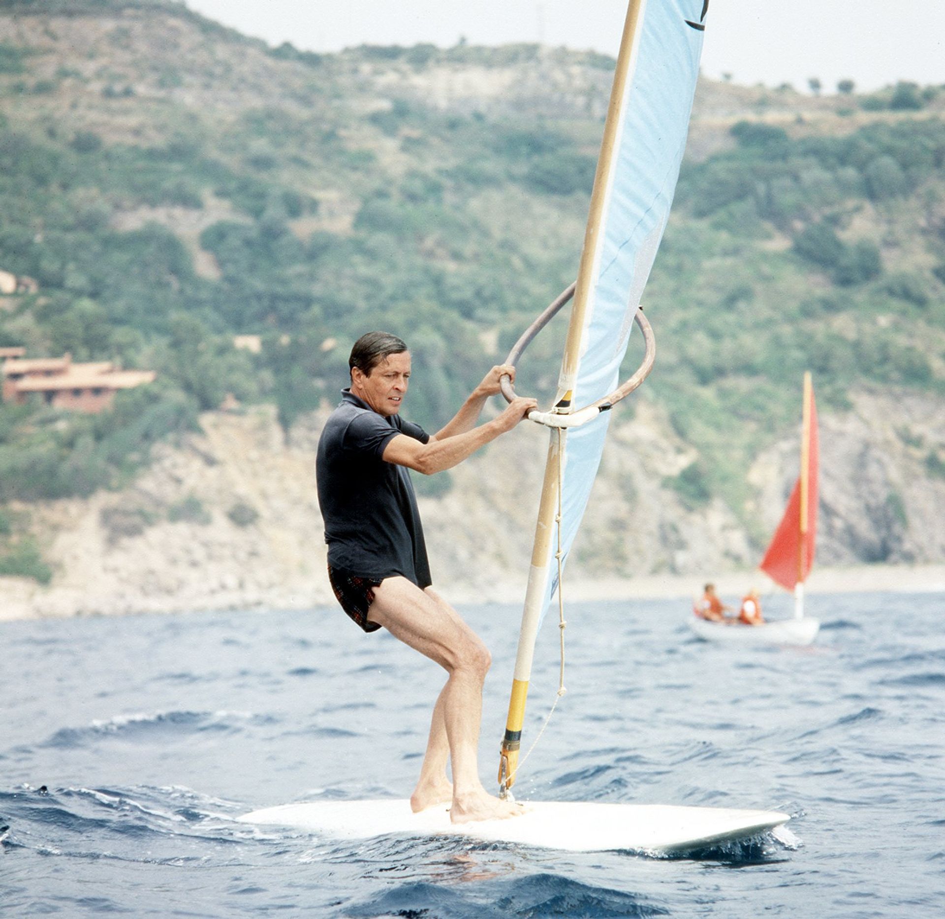 Prins Claus op de surfplank tijdens de zomervakantie van 1979 in Porto Ercole.