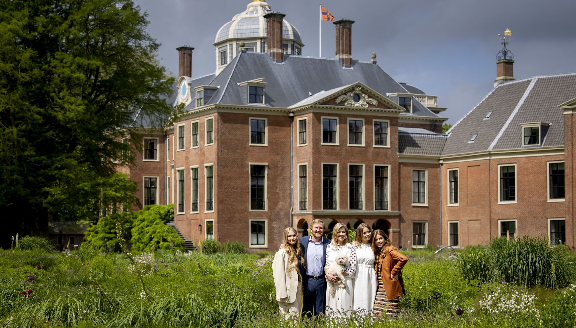 Het koninklijk gezin poseert op Paleis Huis ten Bosch