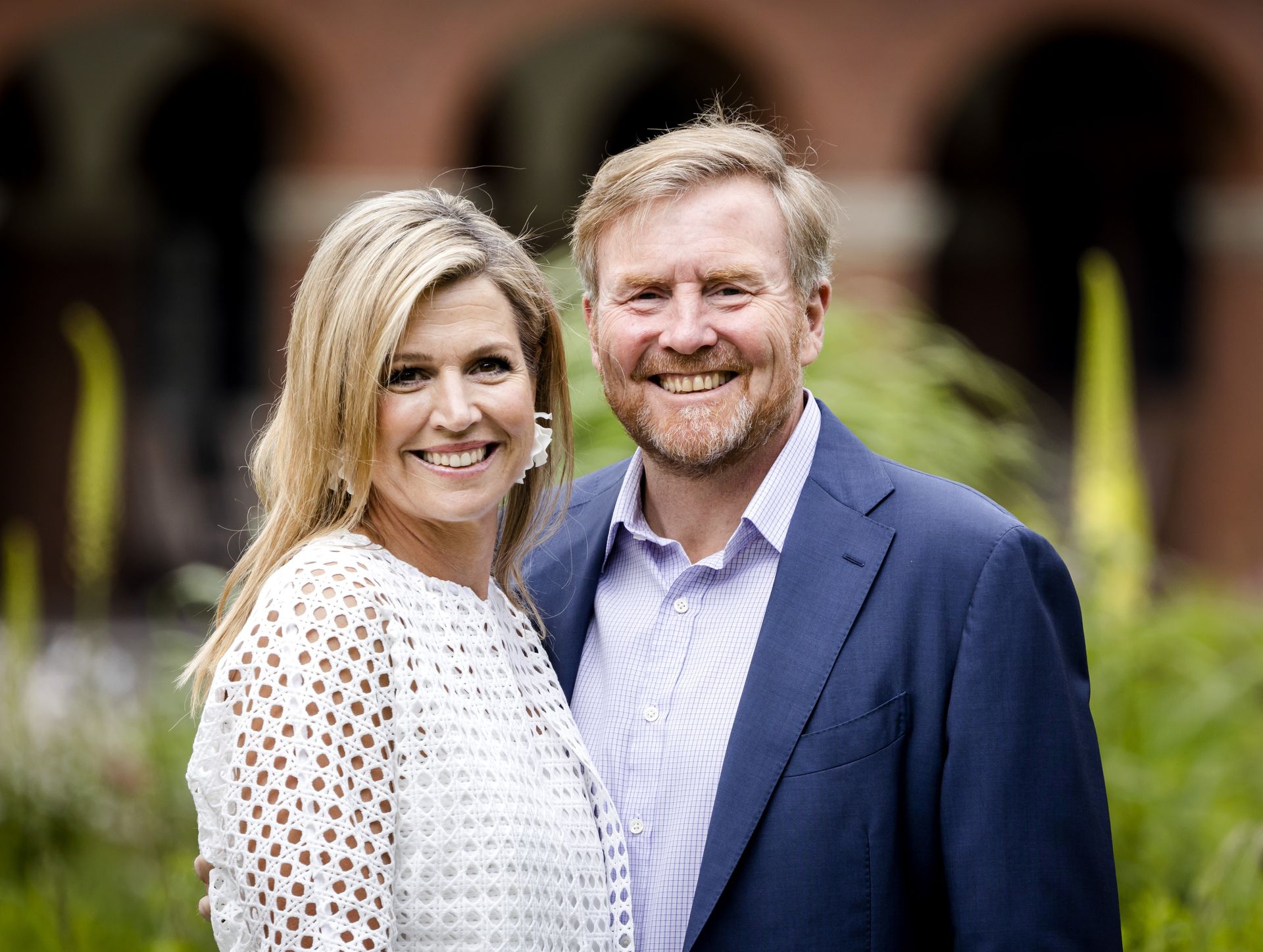 Koning Willem-Alexander en koningin Máxima stralen samen op de foto.