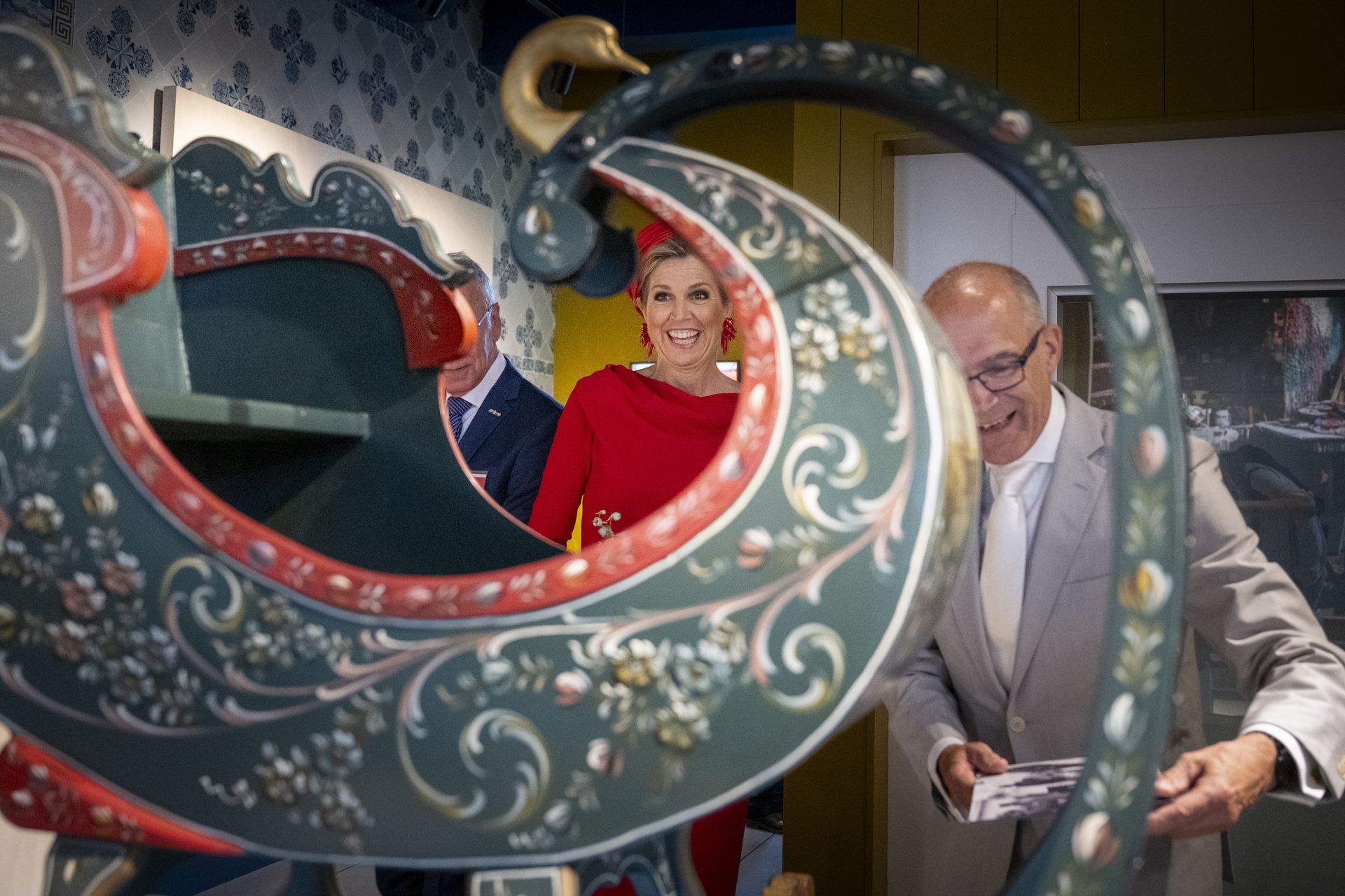 Koningin Maxima bij de koninklijke slee tijdens de heropening van het Museum Hindeloopen.