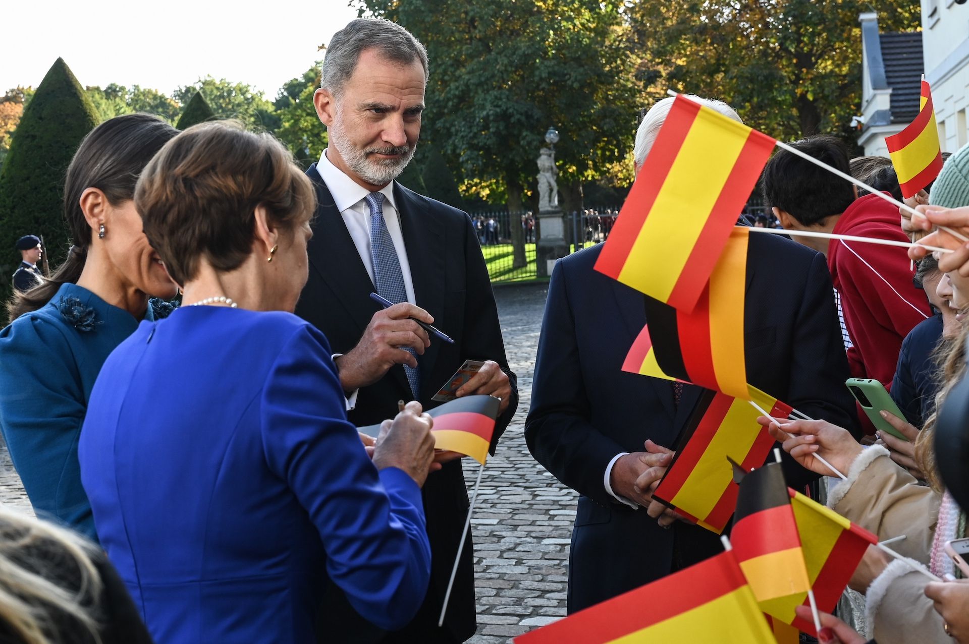 Koning-Felipe-deelt-handtekeningen-uit-in-Duitsland