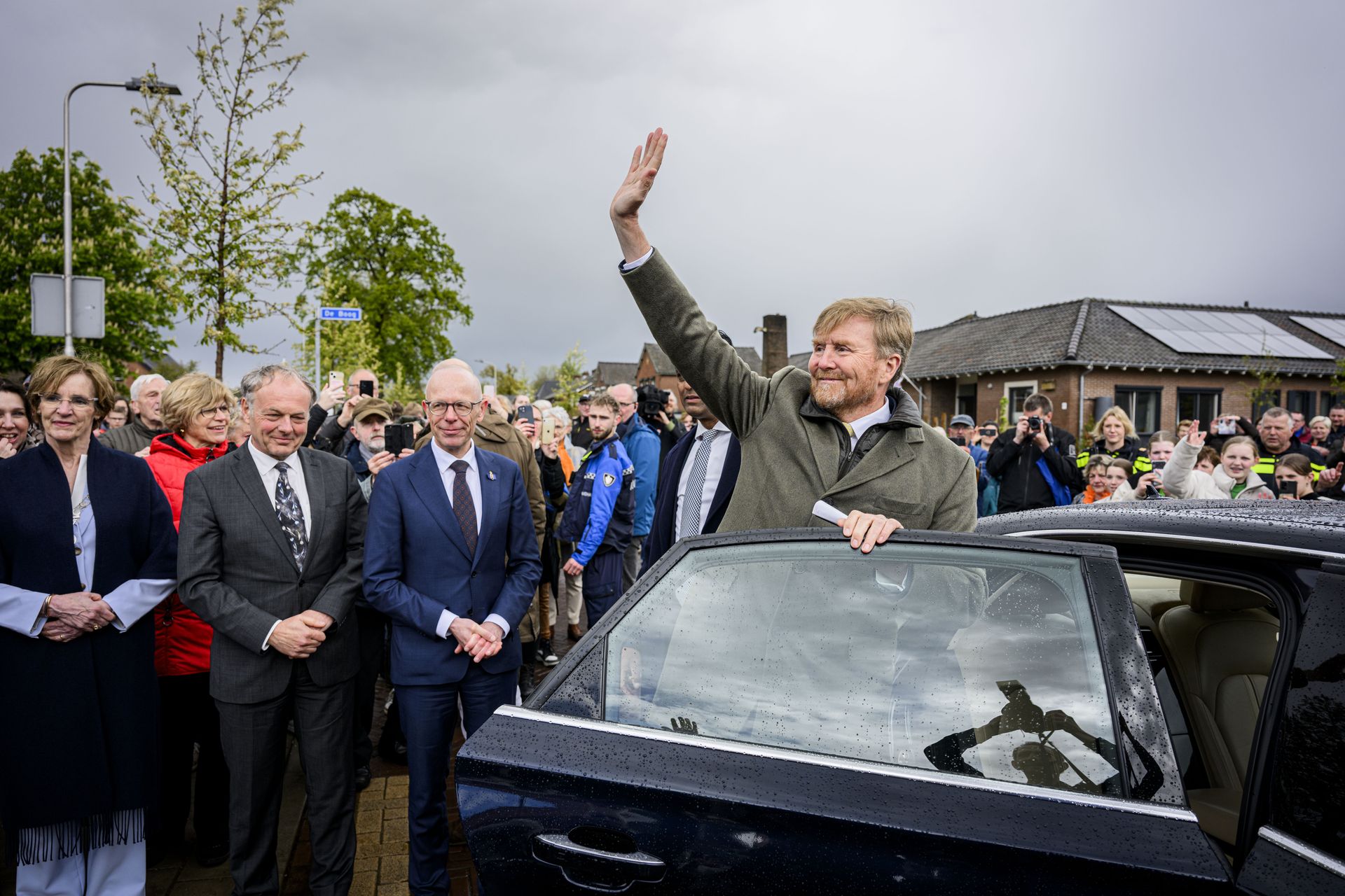 Koning Willem-Alexander neemt afscheid van de Mariënvelders na afloop van zijn werkbezoek.