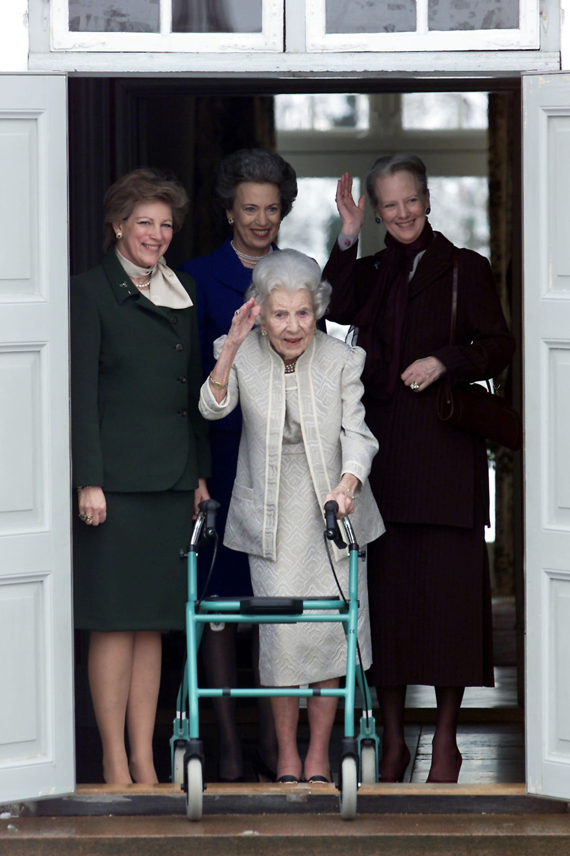 Benedikte met haar zussen Margrethe en Anne-Marie en hun moeder Ingrid, maart 2000.