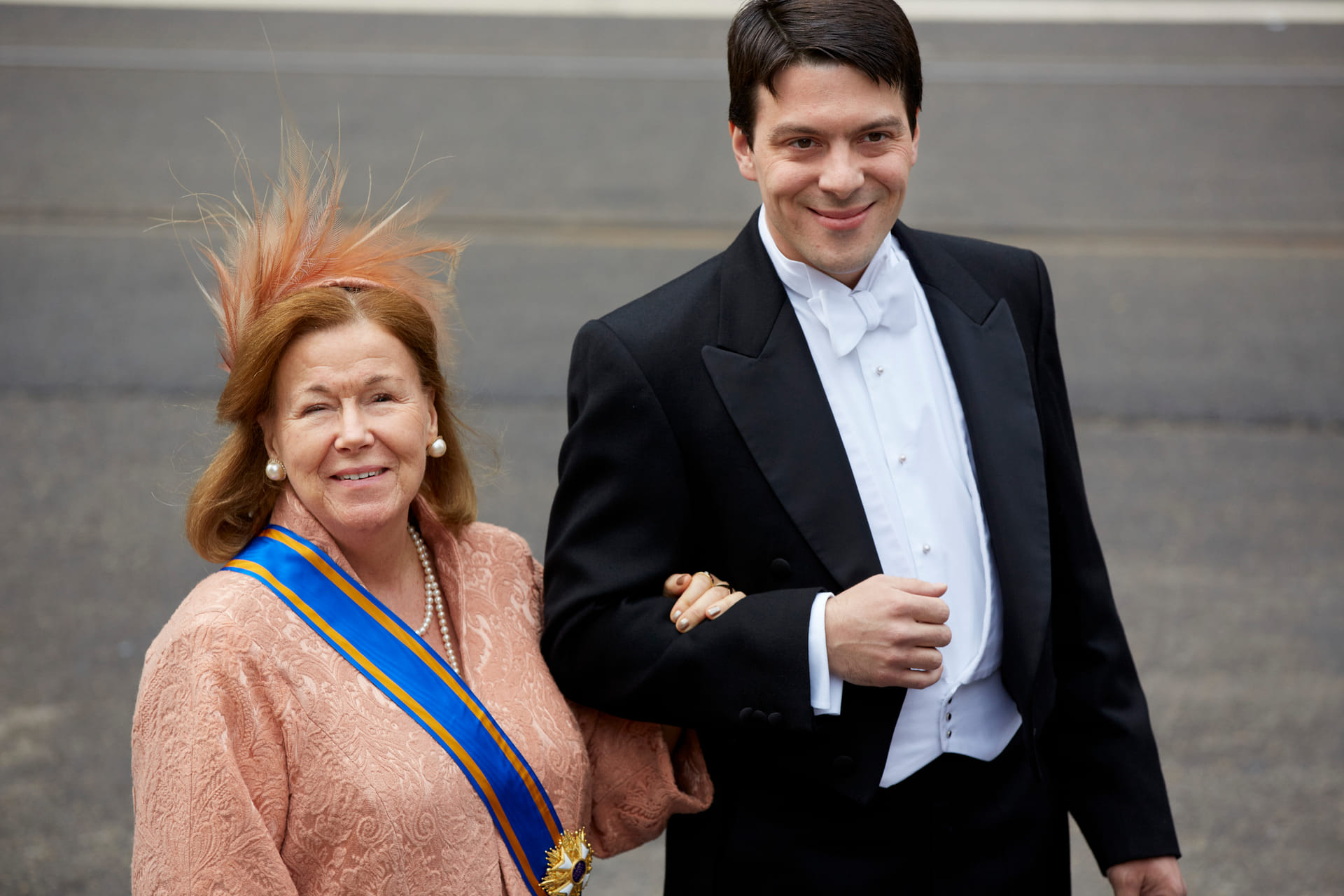 Prinses Christina aan de arm van haar zoon Bernardo bij de inhuldiging van koning Willem-Alexander,