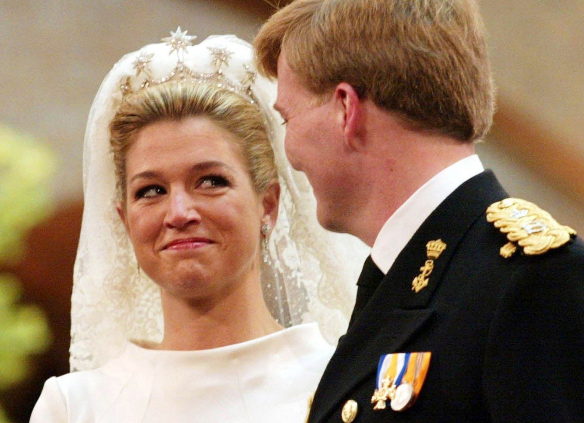 2002 - Máxima geeft in de Beurs van Berlage met tranen in haar ogen haar ja-woord aan Willem-Alexander.