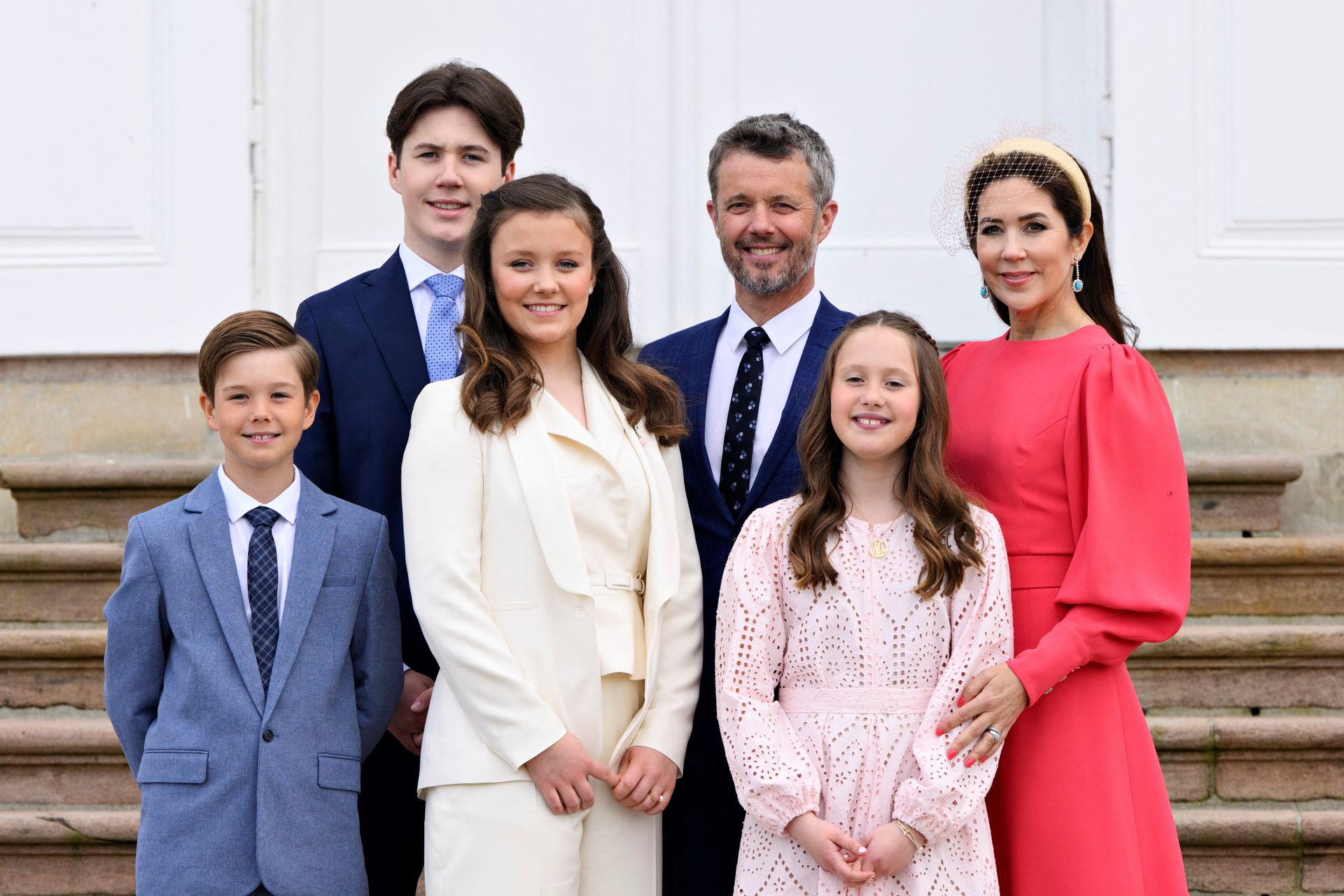 Het gezin poseert op de dag van de confirmatie van prinses Isabella.