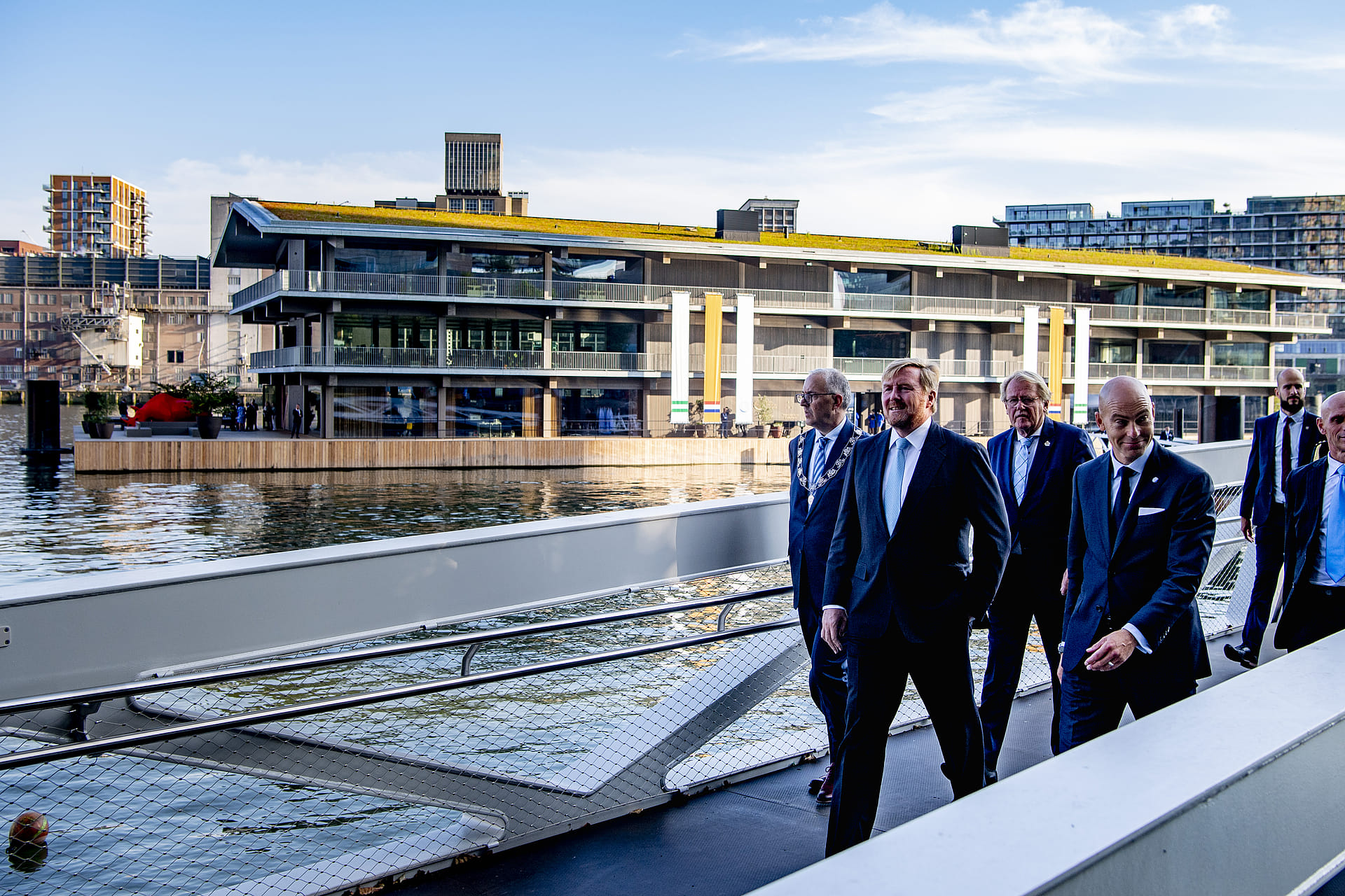 Koning_opening_drijvend_kantoor_Rotterdam.jpg
