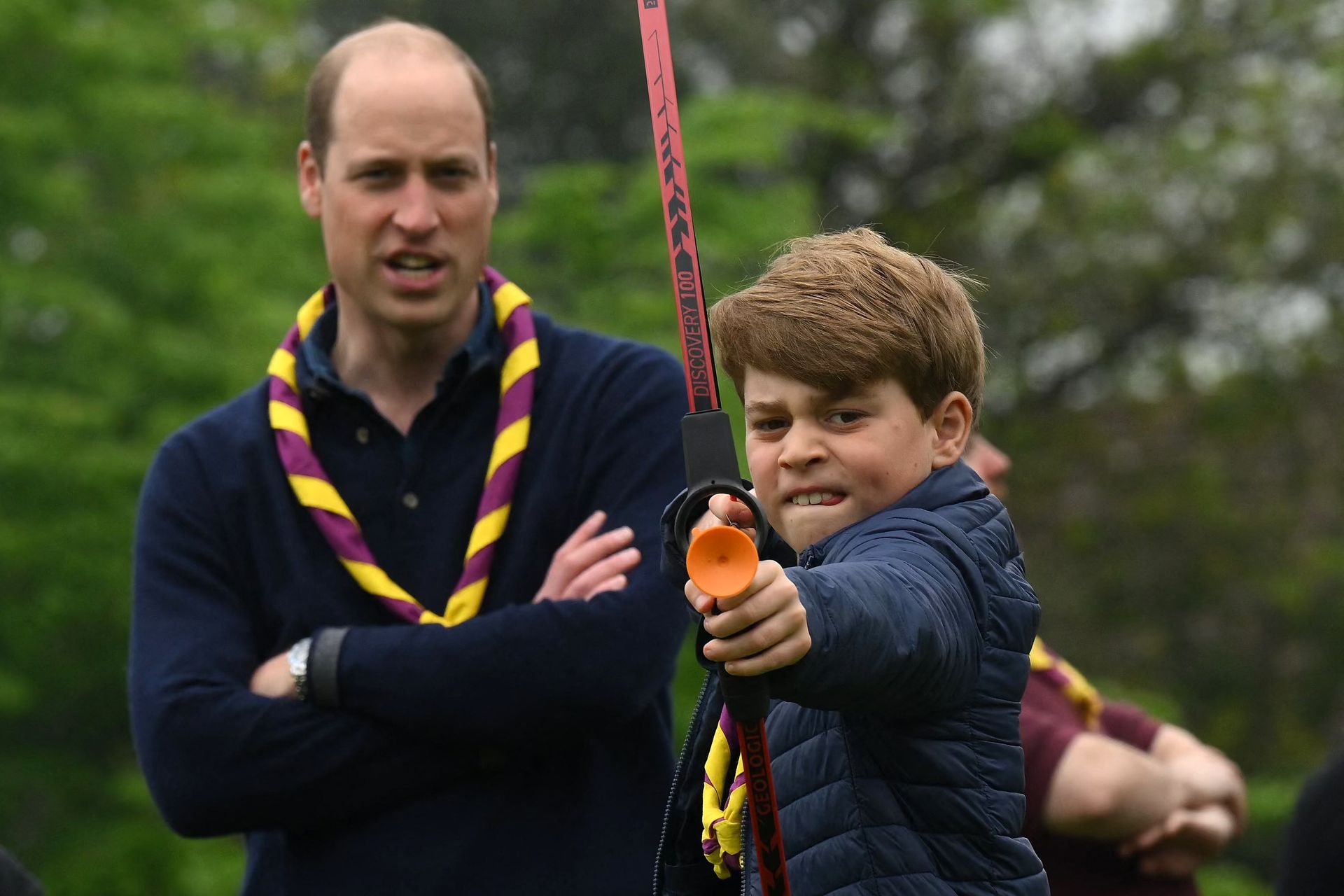 Prins William en prins George tijdens het boogschieten op 8 mei 2023.