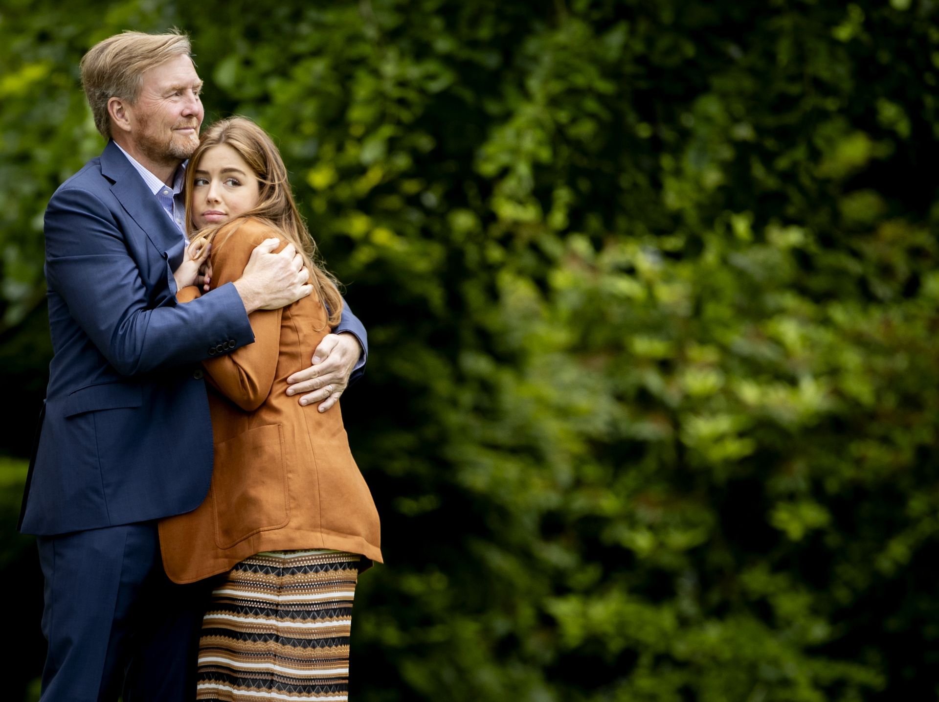 Prinses Alexia zoekt de warmte op bij haar vader, koning Willem-Alexander.