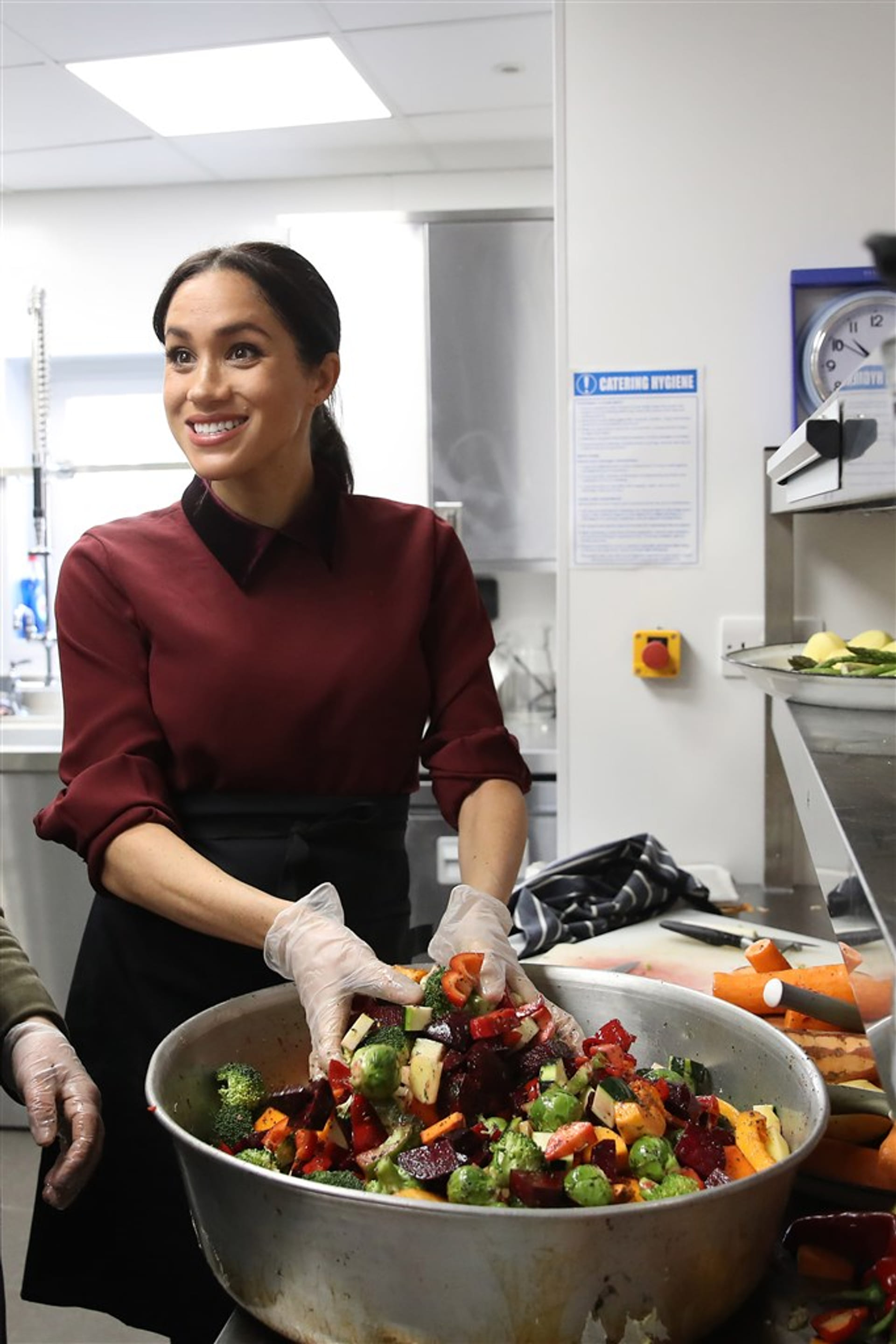 Hertogin Meghan bezoekt de Hubb Community Kitchen in Londen om het succes van hun kookboek te