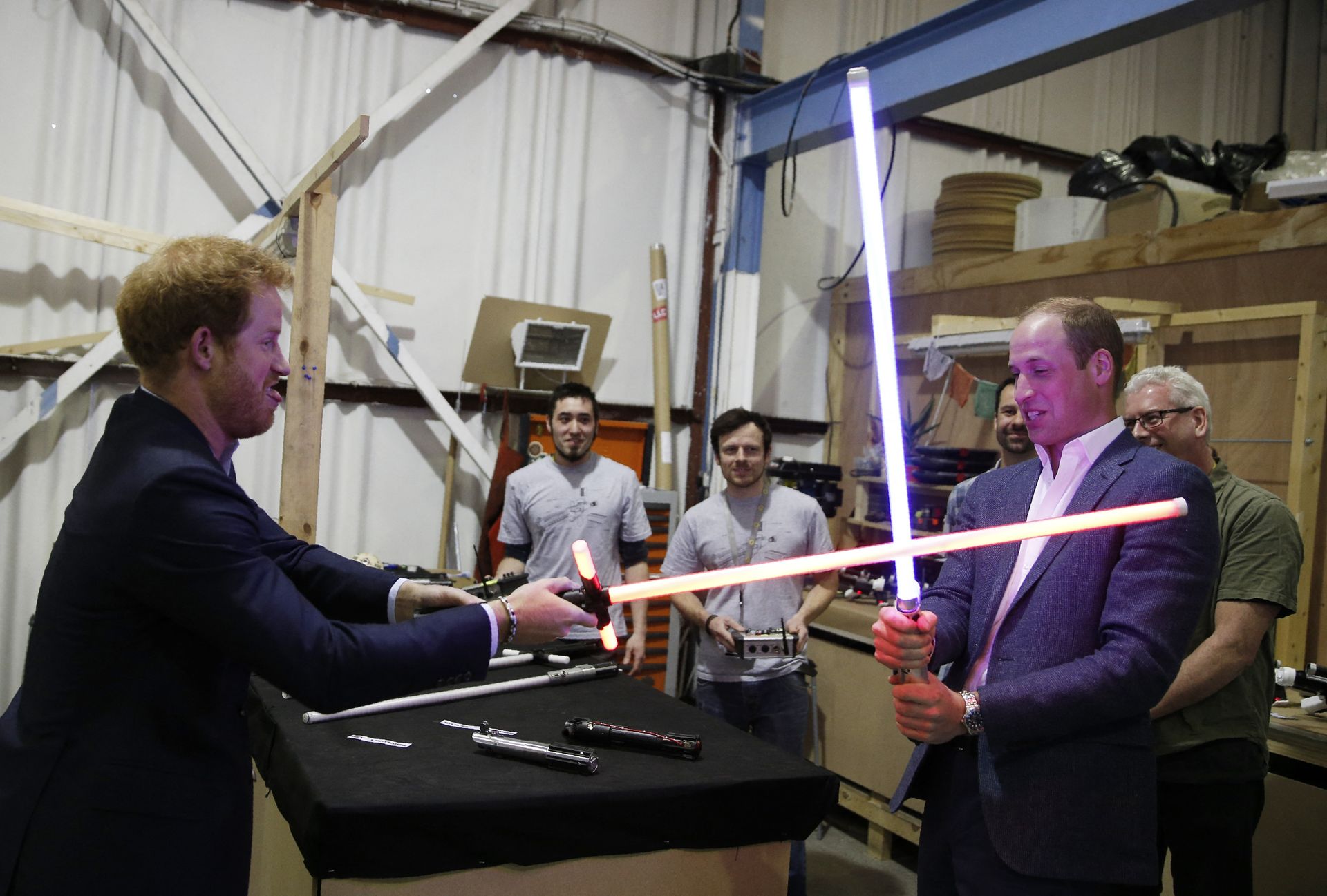 Prins Harry en prins William gaan onderling het gevecht aan met de lichtzwaarden uit Star Wars.