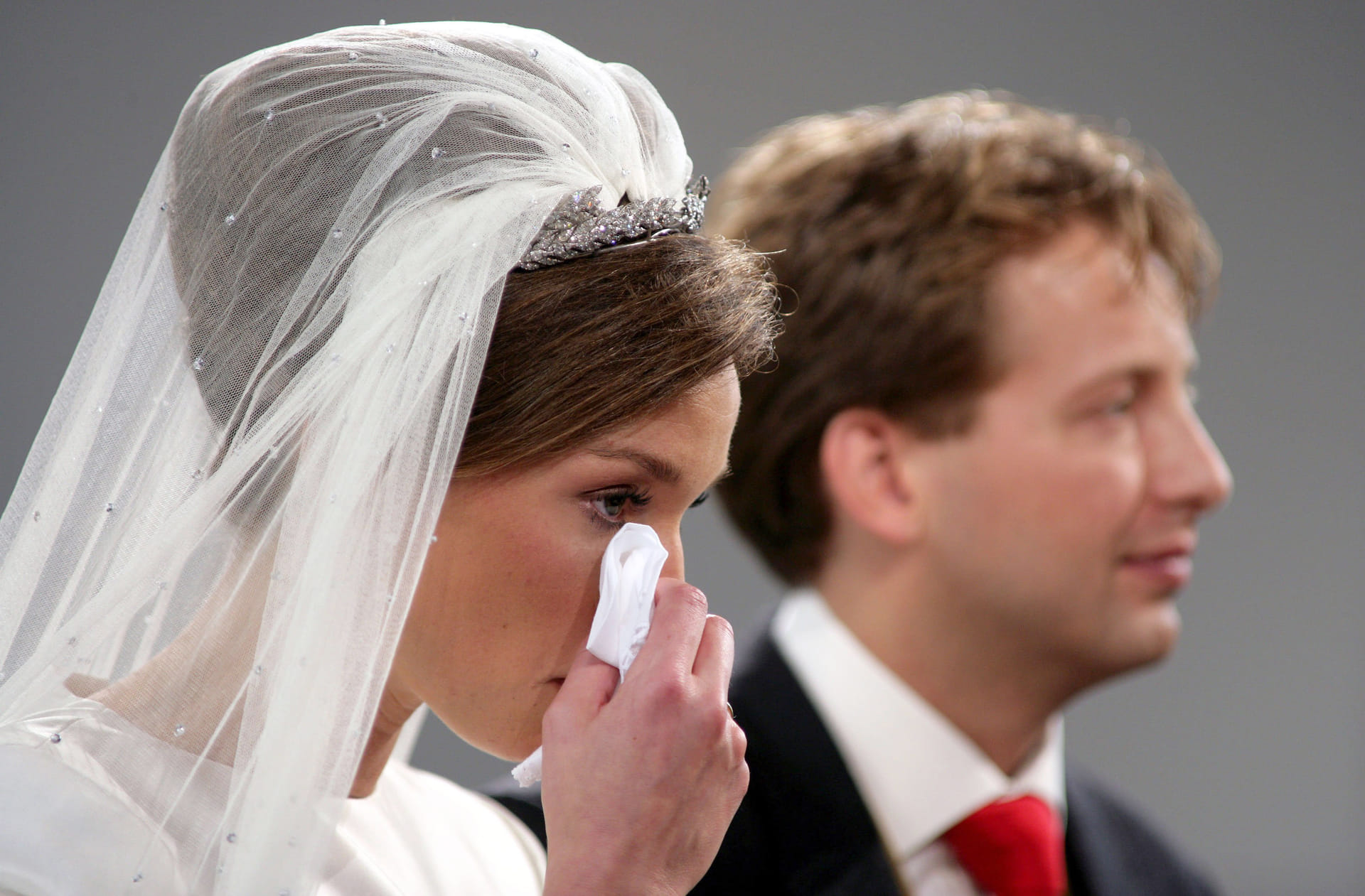 2005: Ook prinses Aimée pinkte een traantje weg tijdens haar eigen huwelijksplechtigheid.