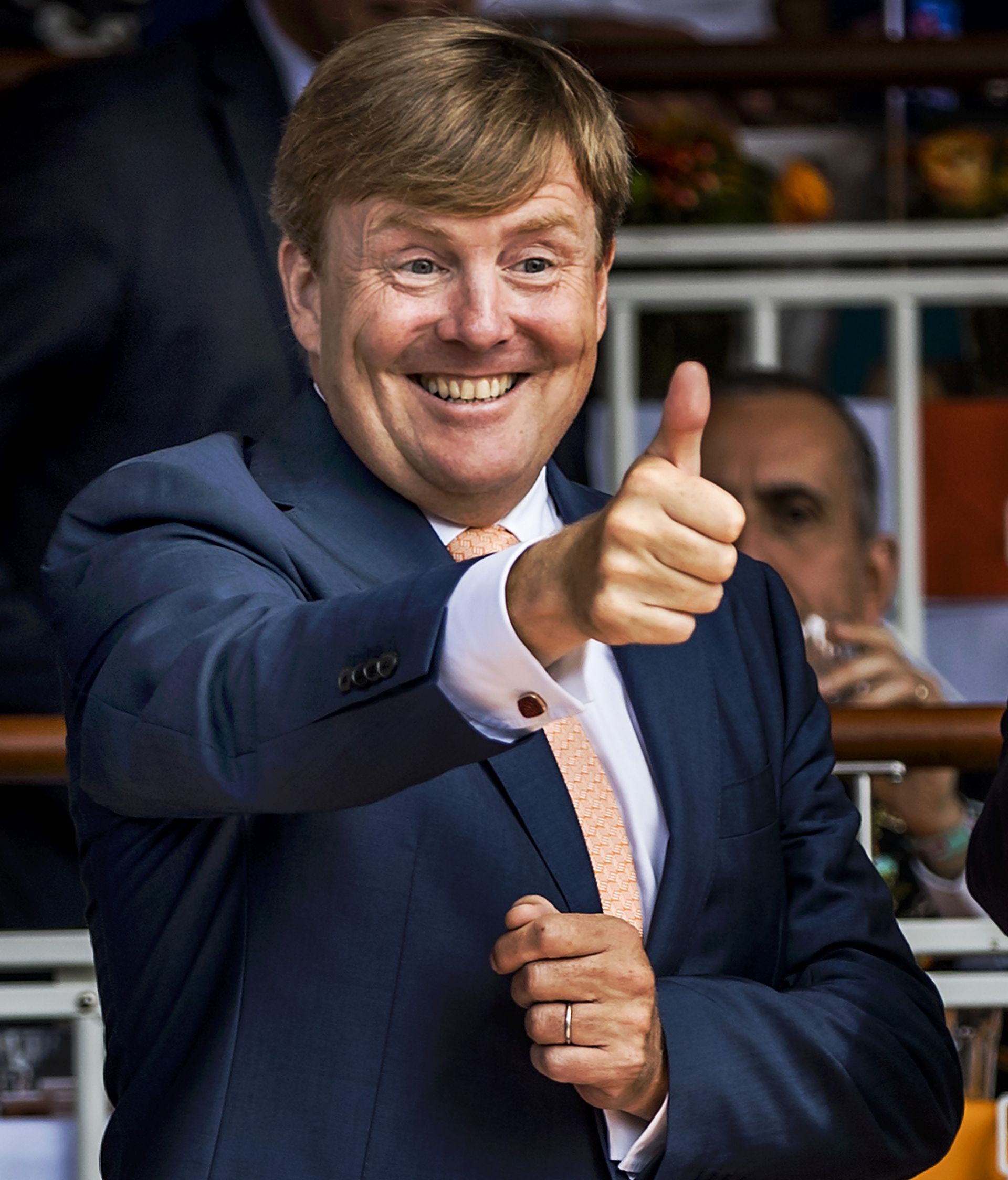 Willem-Alexander steekt duim