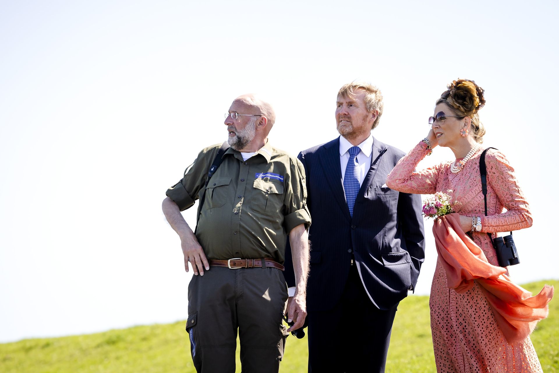 De koning en de koningin bewonderen het open Groningse landschap.