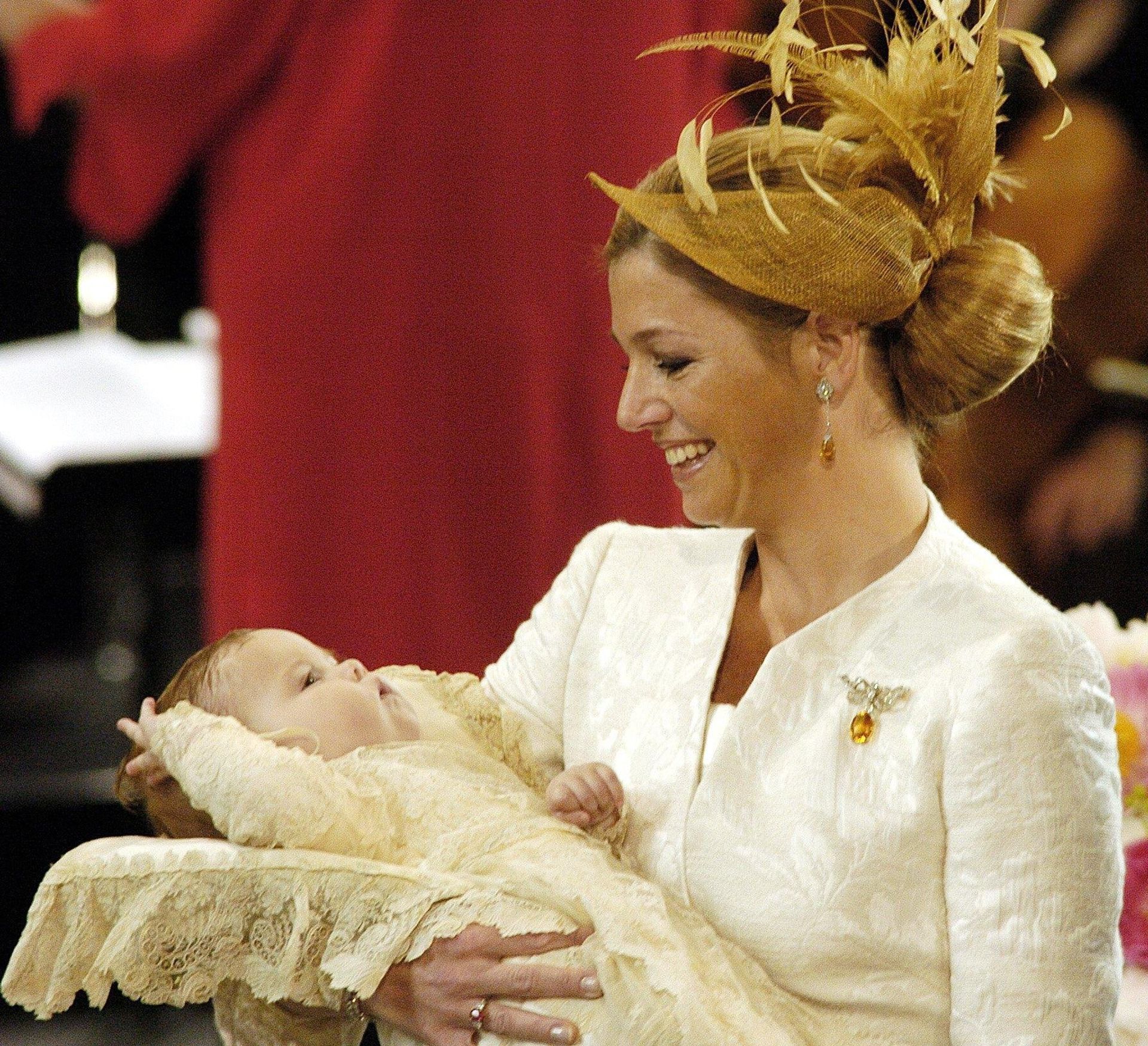 2004 - Prinses Máxima staat met haar dochter prinses Amalia in de Grote of St. Jacobskerk in Den Haag tijdens de doopplechtigheid
