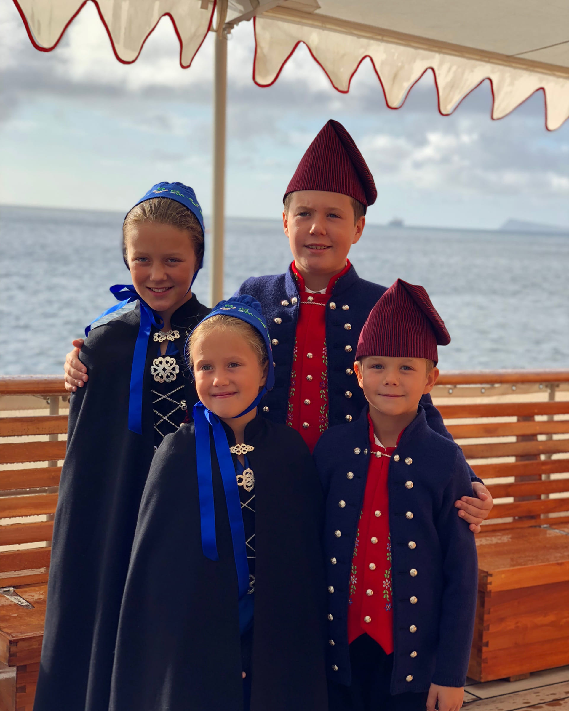 Prins Christian (12), prinses Isabella (11), en de tweeling Josephine en Vincent (7).