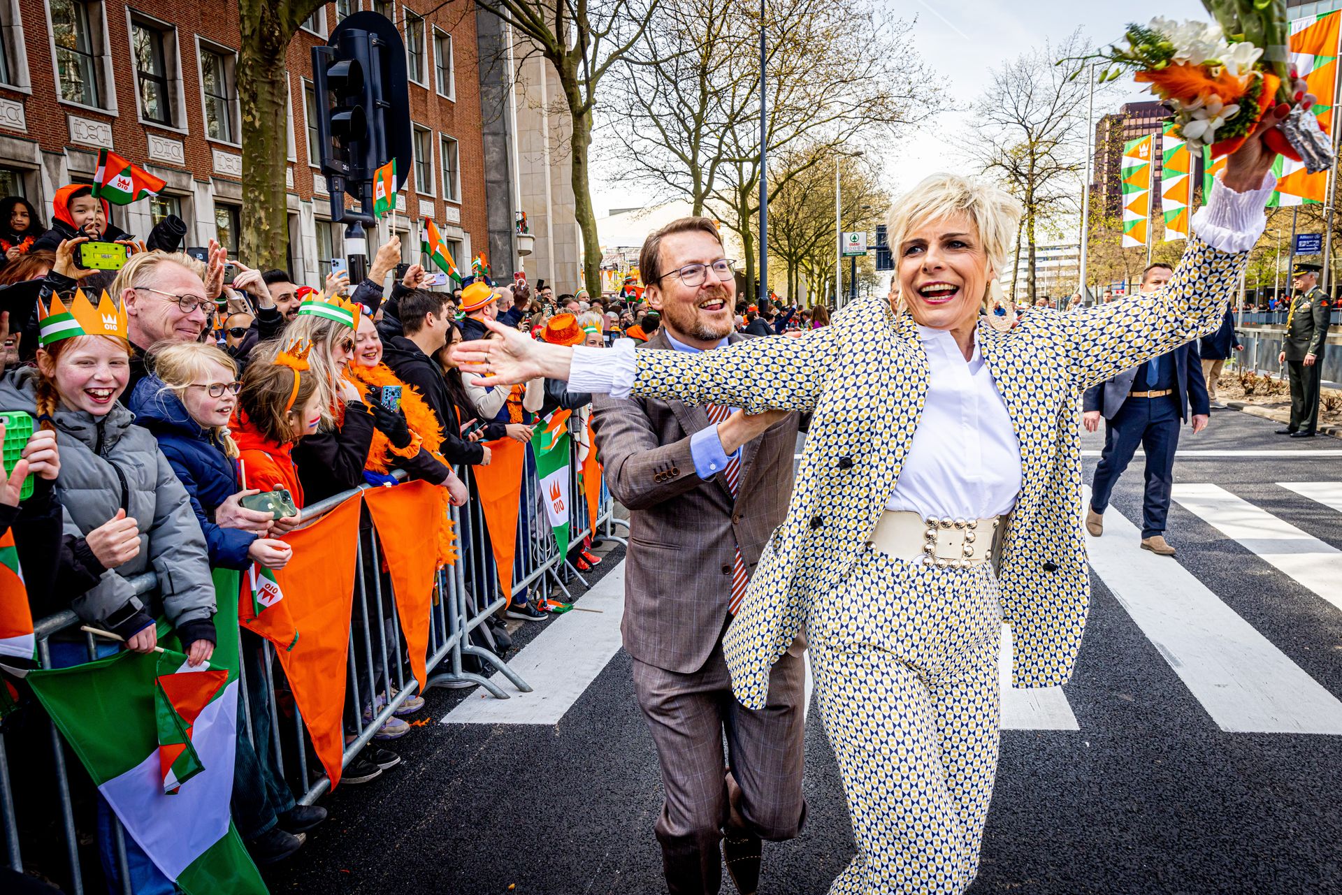 Prins Constantijn en prinses Laurentien tijdens Koningsdag 2023 in Rotterdam.