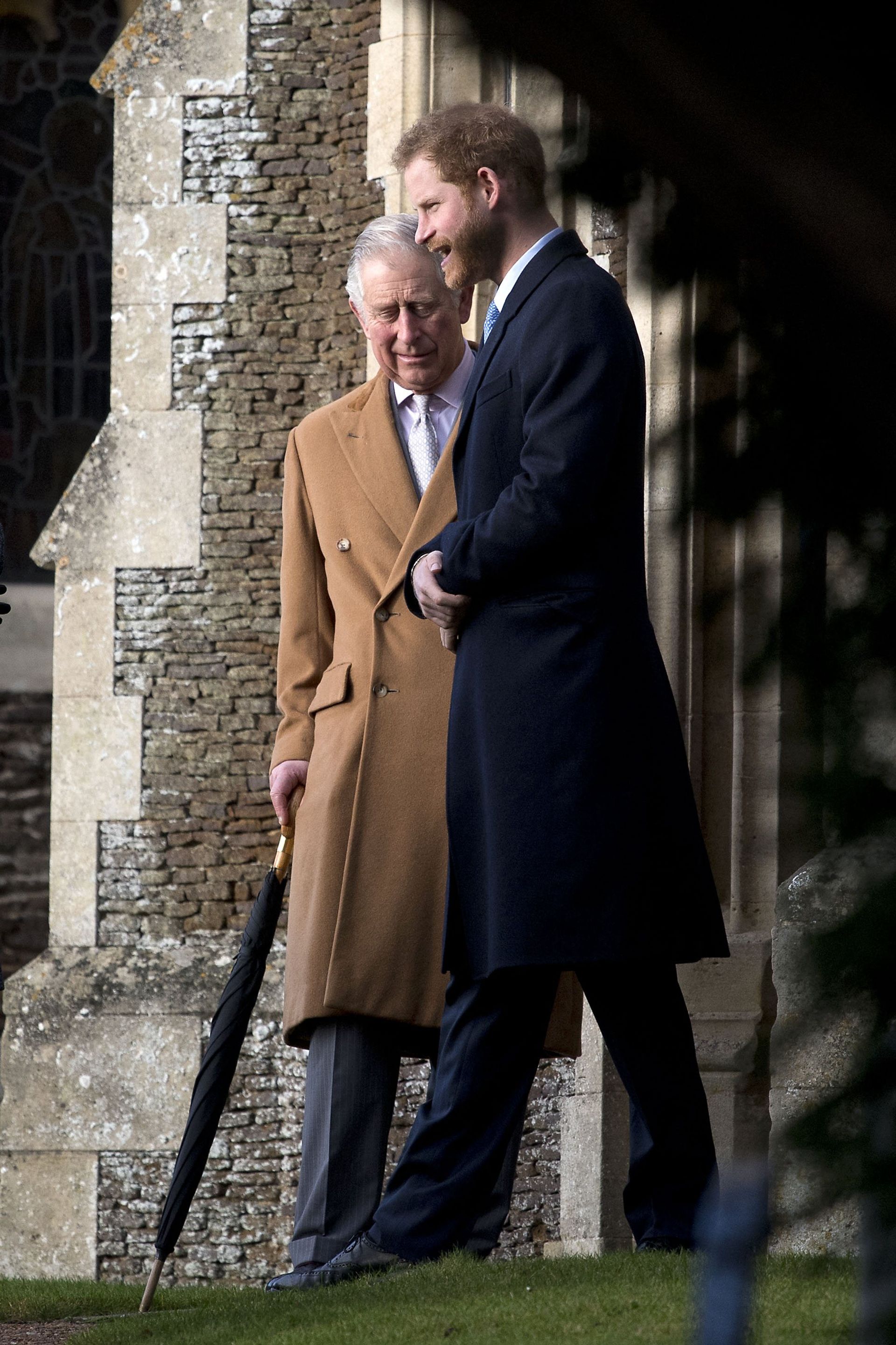 Prince Charles en prins Harry in 2016.