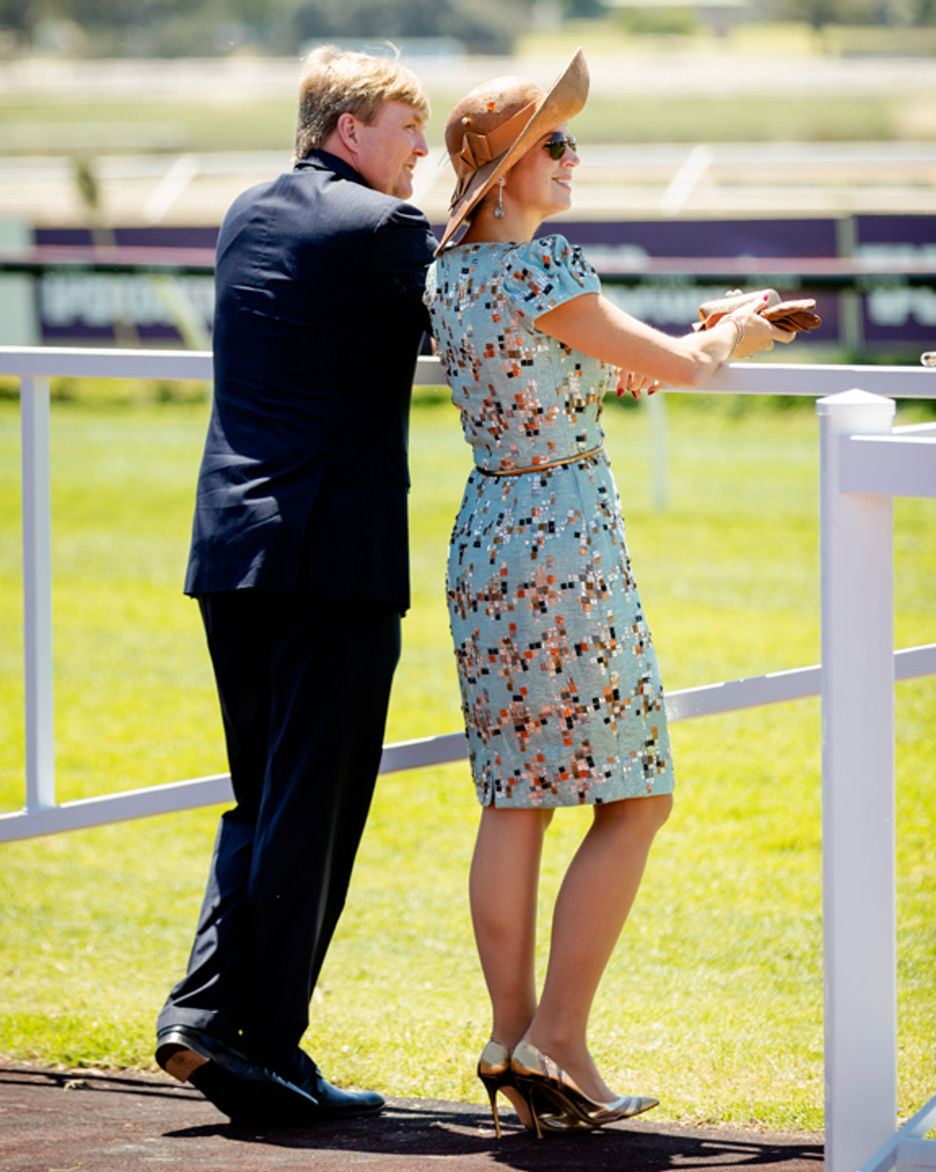 Koningspaar-kijkt-toe-bij-paardenraces-in-Perth.jpg
