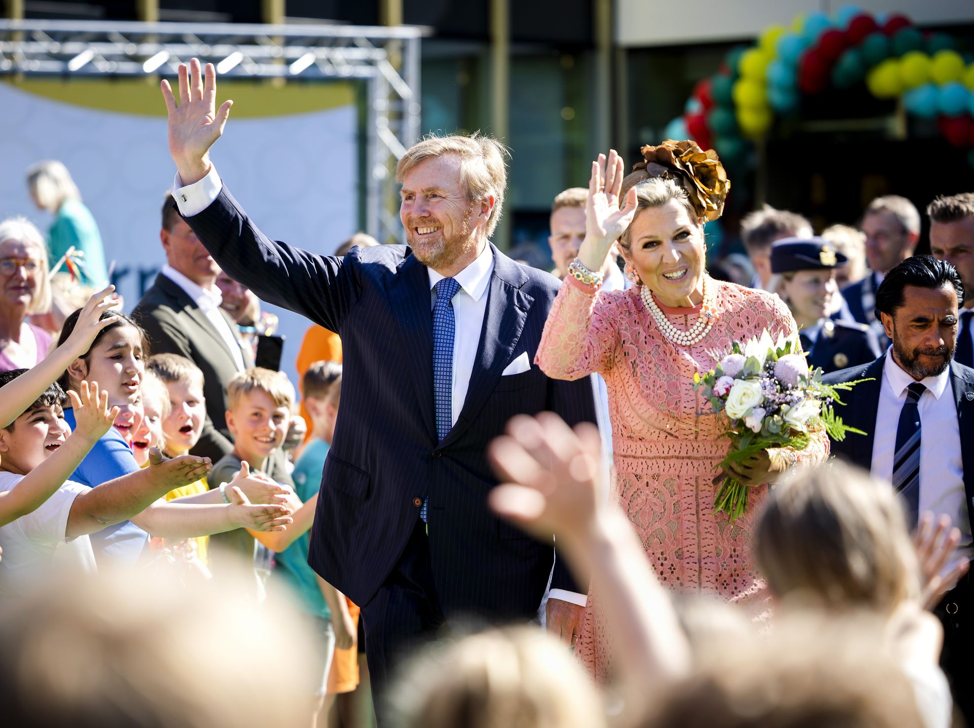 Koning Willem-Alexander en koningin Máxima nemen afscheid.