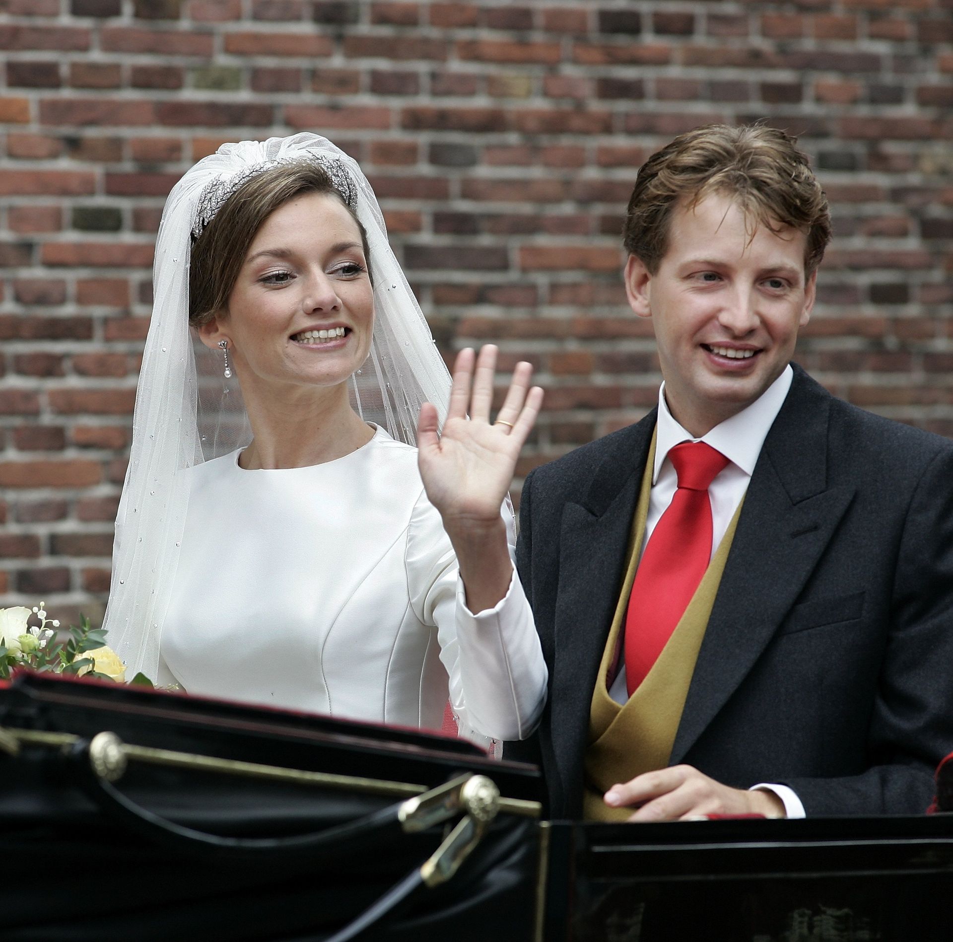 2005 - Prinses Aimee en prins Floris vanuit de koets na de kerkelijke inzegening van hun huwelijk in Naarden