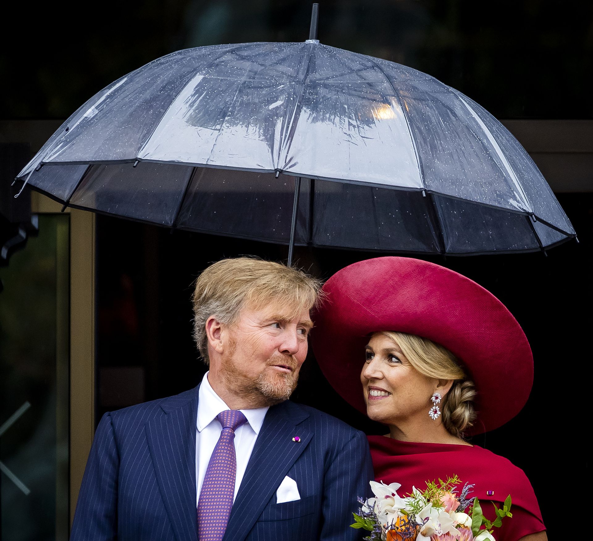 Willem-Alexander en Maxima in de regen in Belgie