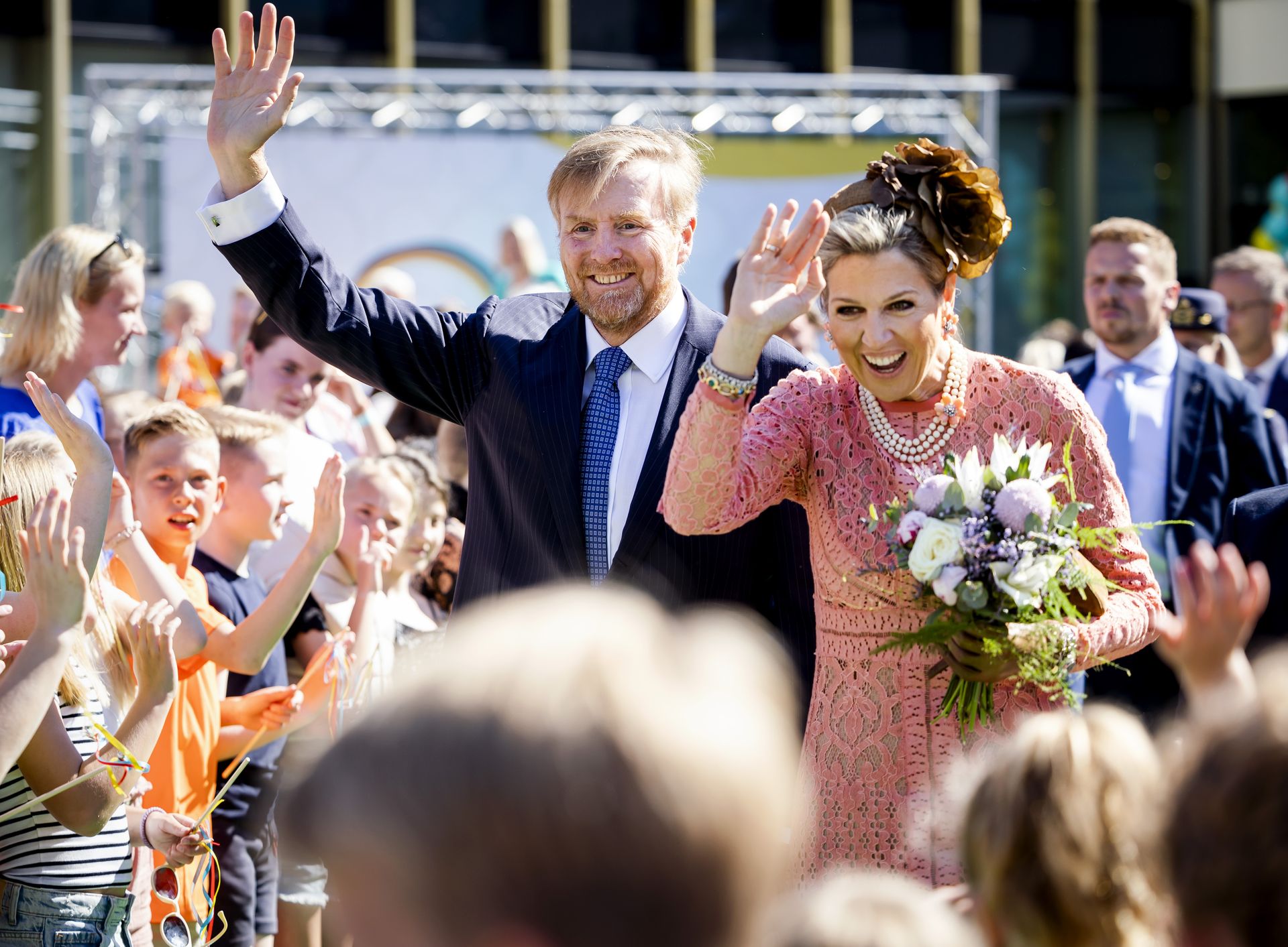 Koning Willem-Alexander en koningin Máxima nemen afscheid van de bewoners en leerlingen bij De Tirrel.
