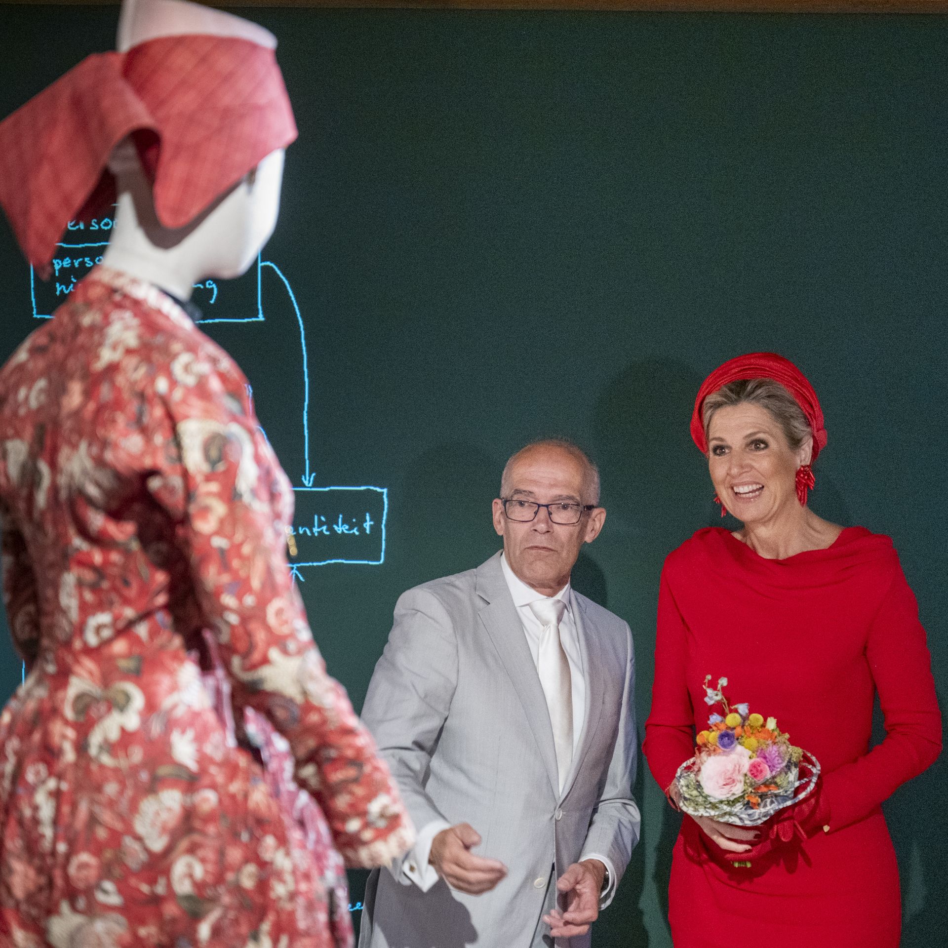 Koningin Maxima wordt rondgeleid langs de collectie van het museum.