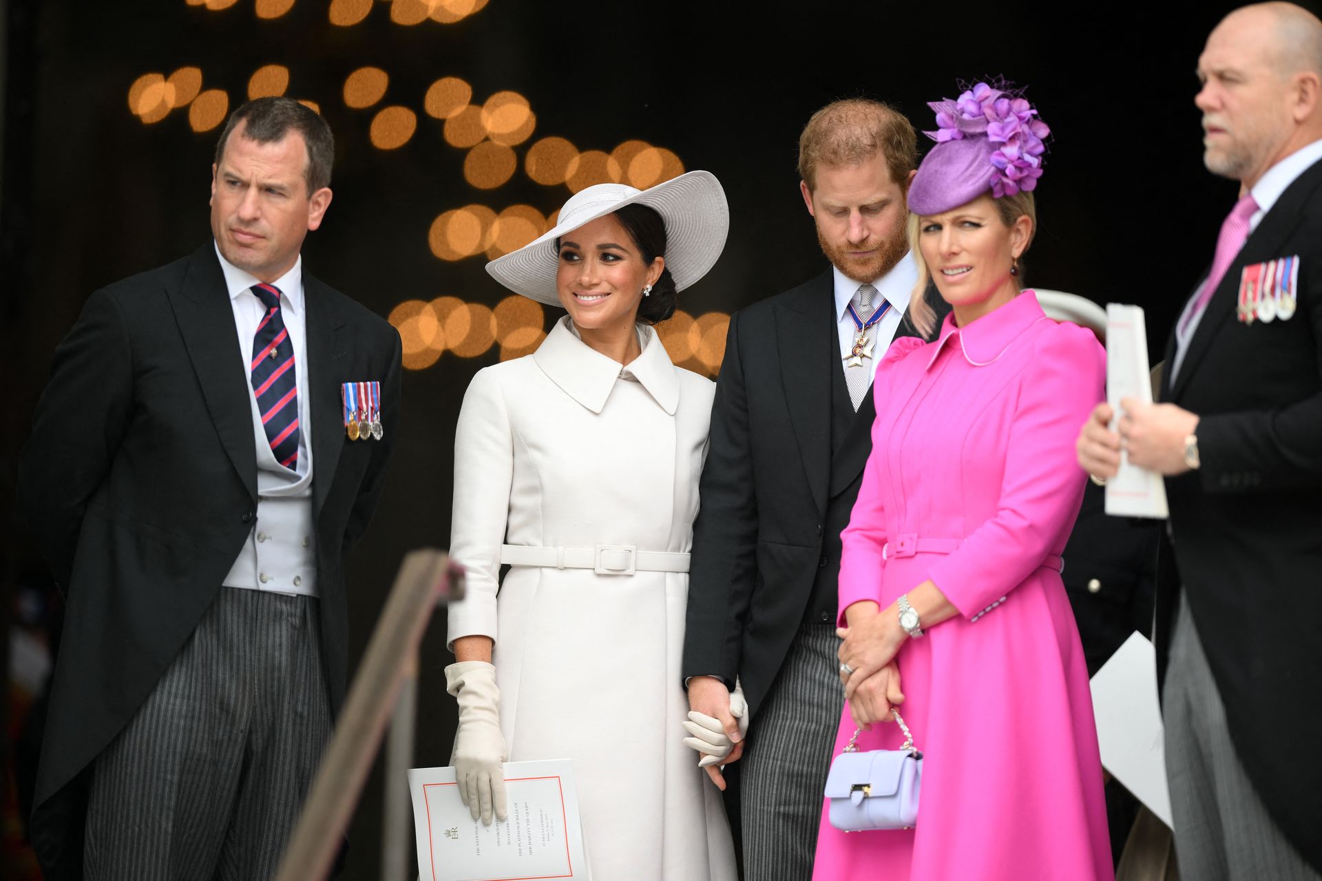 Peter Phillips en Zara Tindall samen met prins Harry en hertogin Meghan in 2022