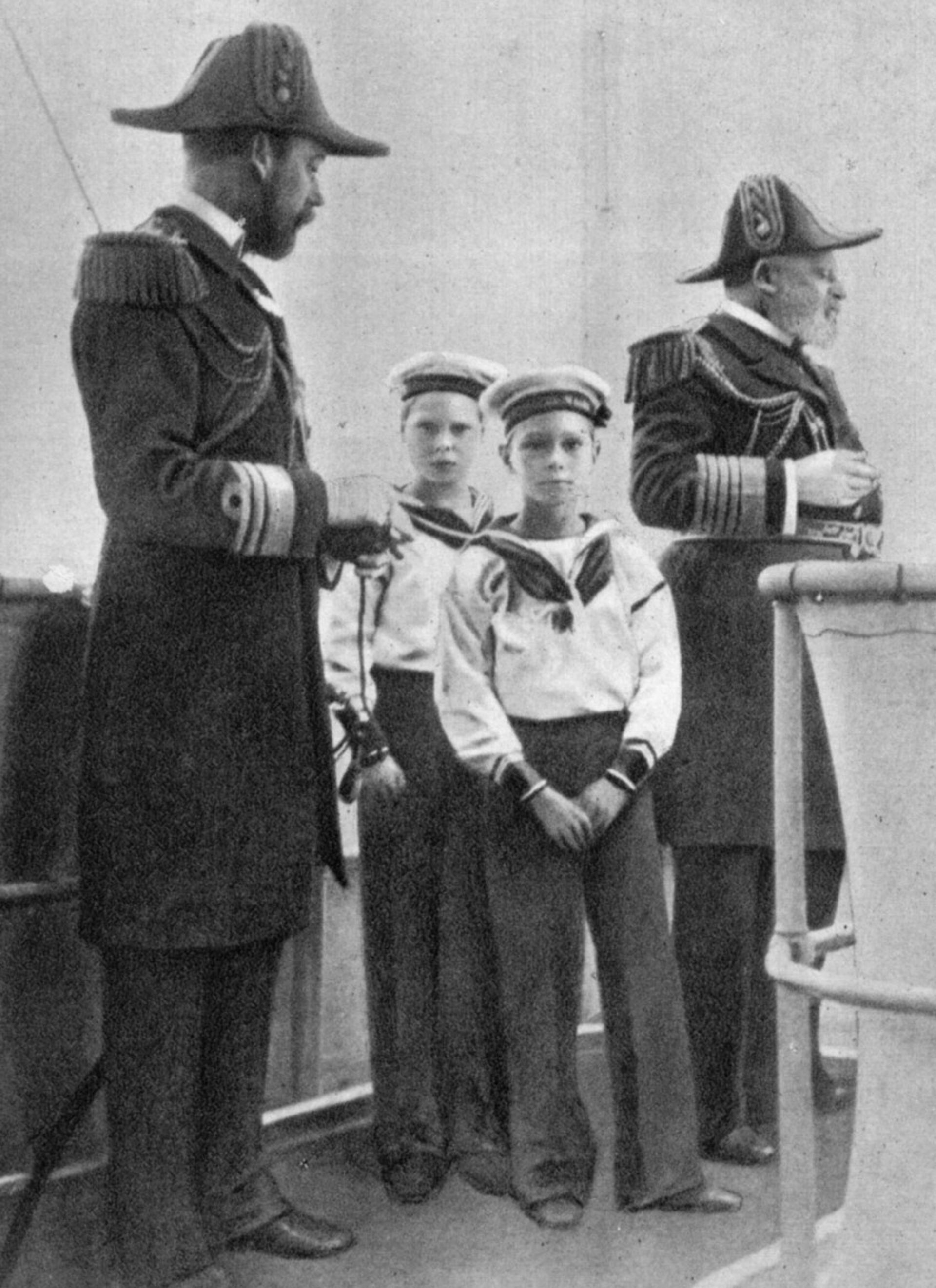 Van links naar rechts: de latere koning George V, prins Albert, prins Edward en koning Edward VII in 1908.